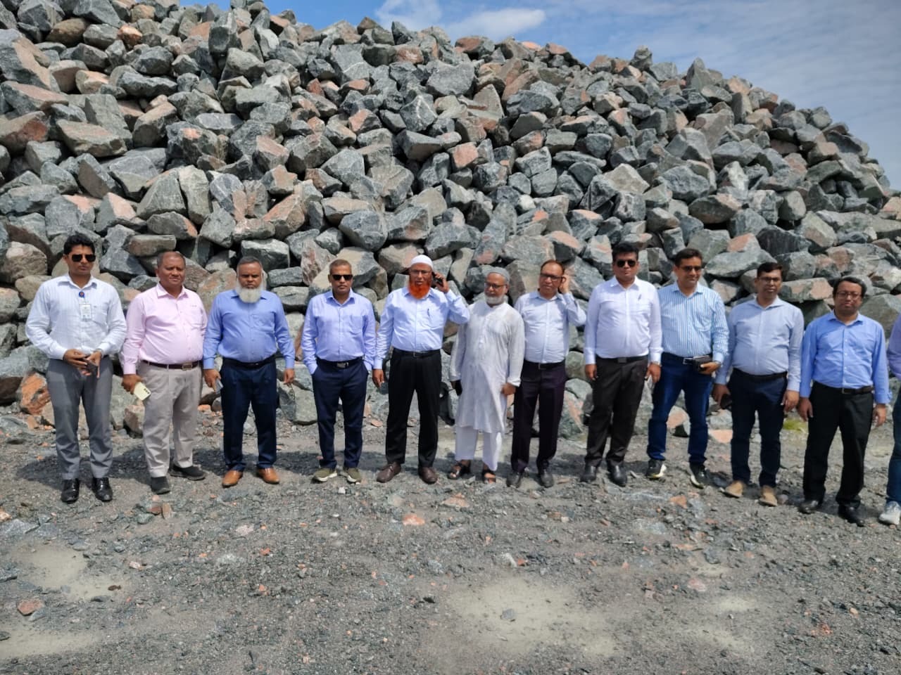 খনি এলাকার মধ্যে অবস্থিত ইনটেক রেল লাইনসহ স্ট্যাক ইয়ার্ডে মজুদকৃত পাথর পরিদর্শন
