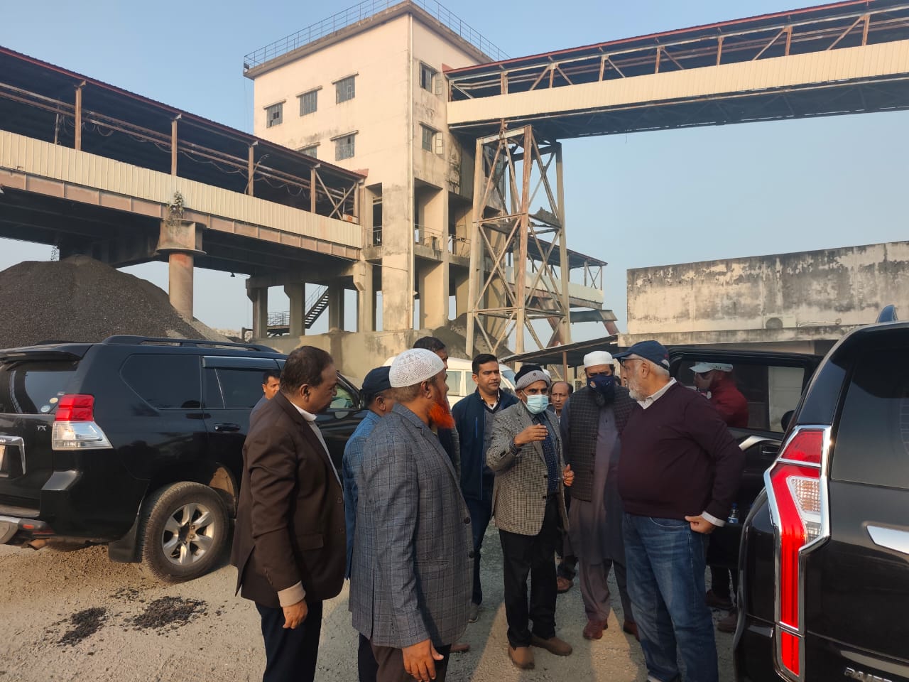 অদ্য ০৮-০১-২০২৬ তারিখ বিদ্যুৎ, জ্বালানি ও খনিজ সম্পদ বিষয়ক উপদেষ্টা জনাব মুহাম্মদ ফাওজুল কবির খান মধ্যপাড়া গ্রানাইট মাইন পরিদর্শন করেন এবং এমজিএমসিএল এর কর্মকর্তাদের সাথে মতবিনিময় সভা অনুষ্ঠিত হয়। উক্ত সময়ে আরও উপস্থিত ছিলেন জ্বালানি ও খনিজ সম্পদ বিভাগের সচিব জনাব মোহাম্মদ সাইফুল ইসলাম, পেট্রোবাংলার চেয়ারম্যান ও অতিরিক্ত সচিব মো. রেজানুর রহমান, এমজিএমসিএল পরিচালনা পর্ষদের চেয়ারম্যান ও জ্বালানি ও খনিজ সম্পদ বিভাগের অতিরিক্ত সচিব জনাব মোঃ রফিকুল আলম, এমজিএমসিএল পরিচালনা পর্ষদের পরিচালক  ও বাংলাদেশ ভূতাত্ত্বিক জরিপ অধিদপ্তরের উপ-মহাপরিচালক (ভূতত্ত্ব) জনাব মোঃ আলী আকবর, এমজিএমসিএল এর ব্যবস্থাপনা পরিচালক জনাব মোঃ প্রকৌ. ডি. এম. জোবায়েদ হোসেন, বাংলাদেশ রেলওয়ের মহাপরিচালক মোঃ আফজাল হোসেন