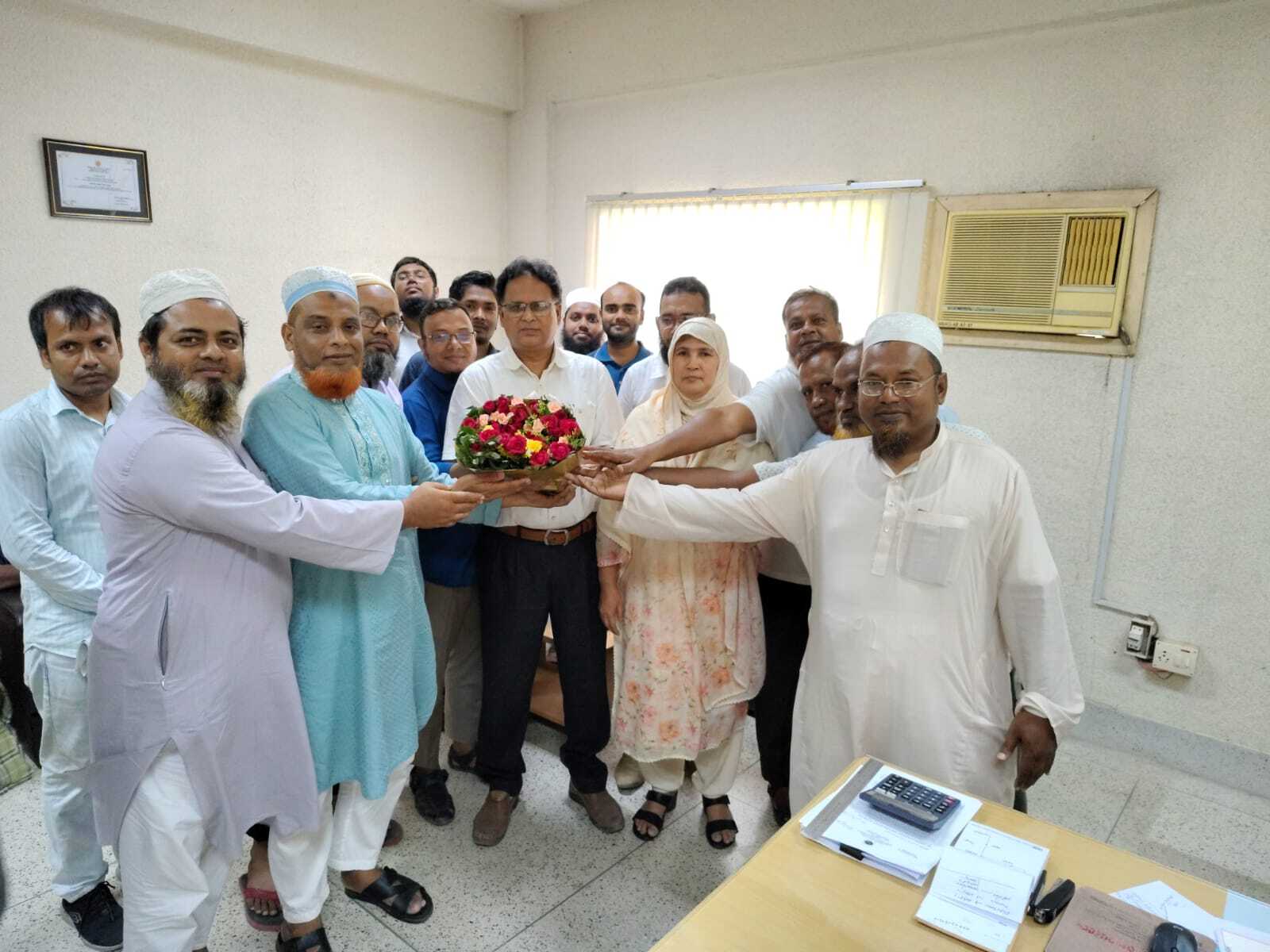 ফুলেল সংবর্ধনা প্রদান