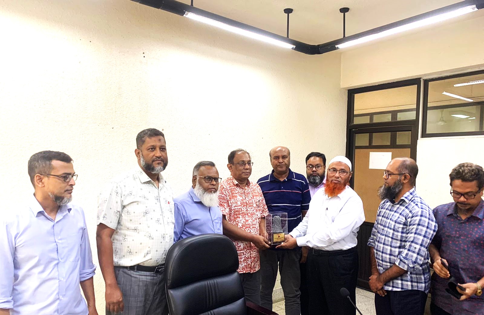 বুয়েট হতে আগত জনাব ড. সৈয়দ ইশতিয়াক আহমেদ, অধ্যাপক (সিভিল ইঞ্জিনিয়ারিং) এর সহিত আলোচনা সভায় কোম্পানির ব্যবস্থাপনা পরিচালক মহোদয় ও অন্যান্য ঊর্ধ্বতন কর্মকর্তাবৃন্দ।