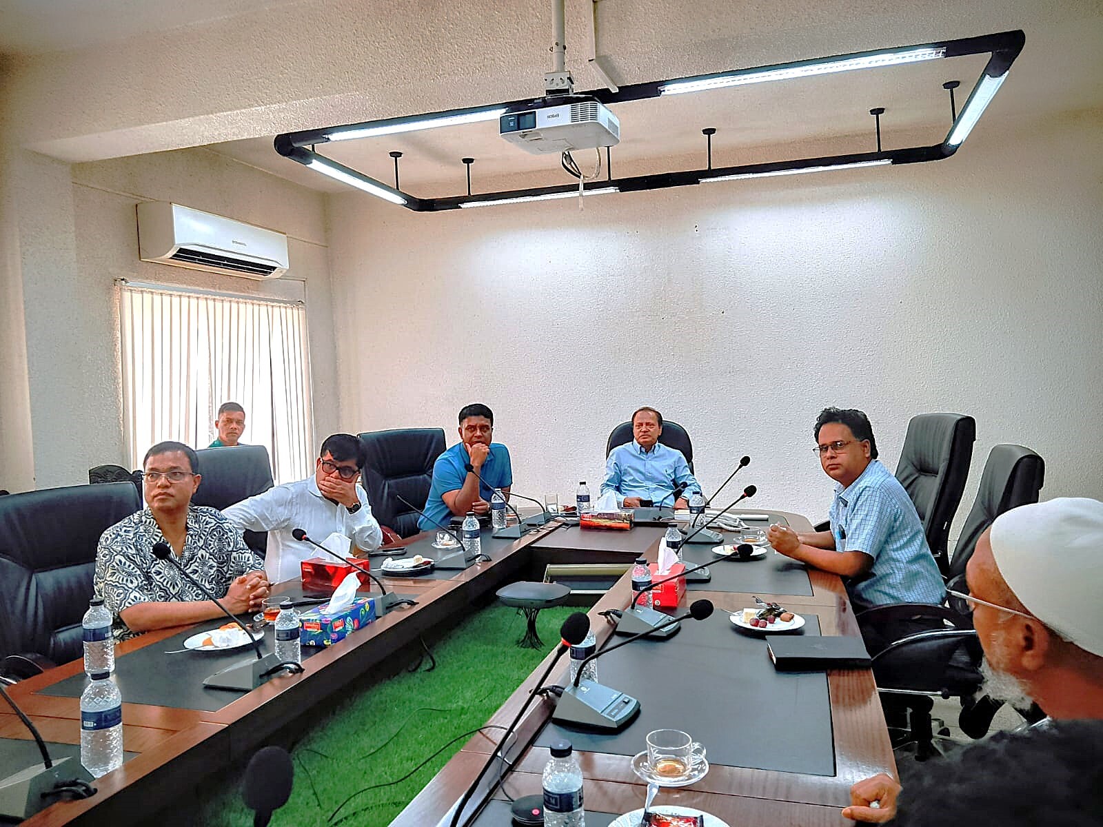 মধ্যপাড়া গ্রানাইট মাইনিং কোম্পানী লিমিটেড-এর কর্মকর্তাদের সাথে মত বিনিময় ।