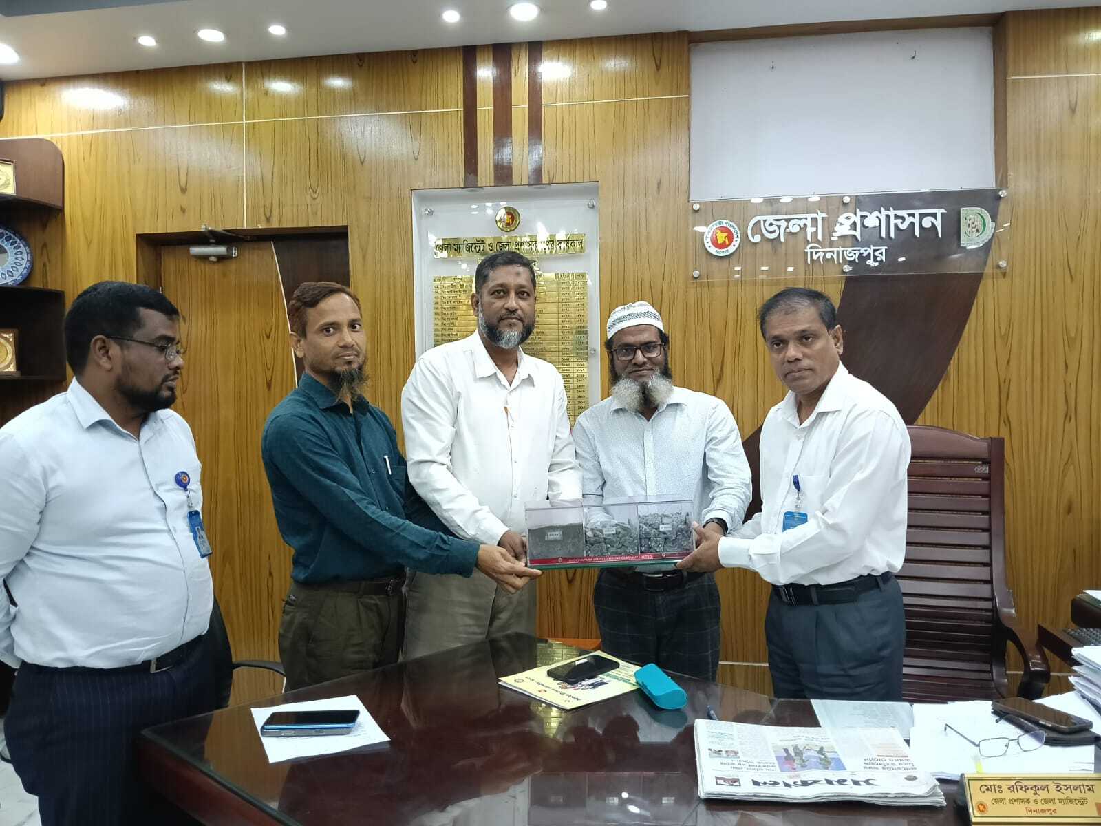 দিনাজপুর মহোদয়ের সাথে সাক্ষাৎ ও শুভেচ্ছা স্বারক প্রদান।