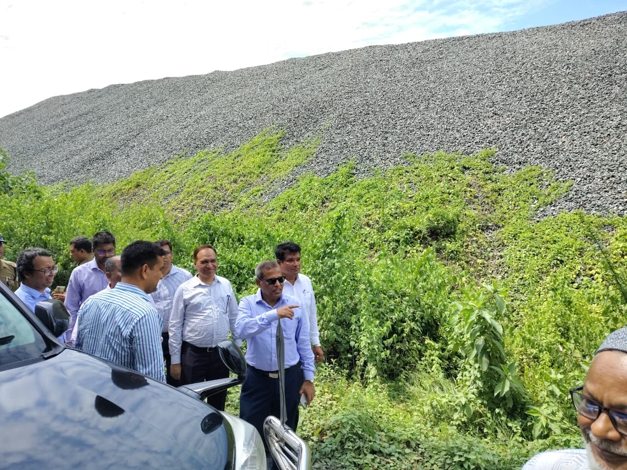 খনি এলাকার মধ্যে অবস্থিত ইনটেক রেল লাইনসহ স্ট্যাক ইয়ার্ডে মজুদকৃত পাথর পরিদর্শন