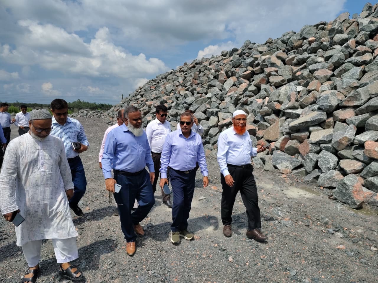 খনি এলাকার মধ্যে অবস্থিত ইনটেক রেল লাইনসহ স্ট্যাক ইয়ার্ডে মজুদকৃত পাথর পরিদর্শন