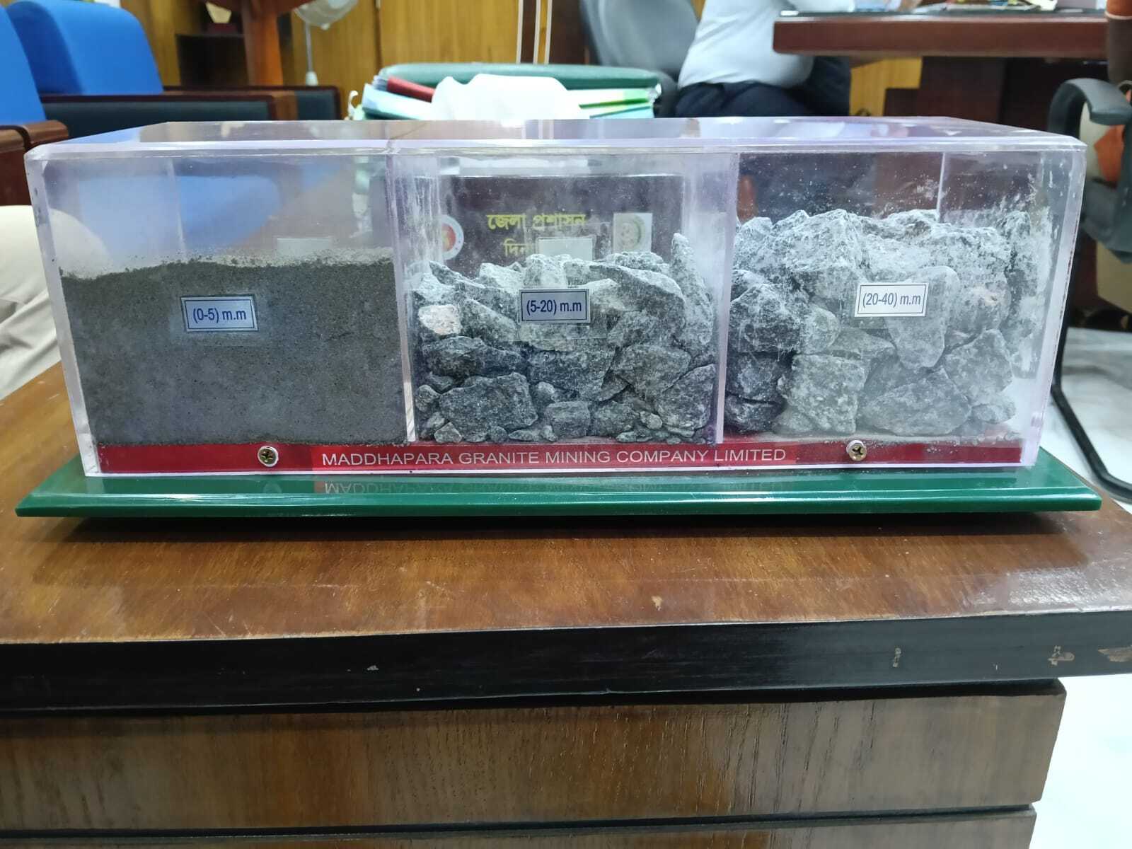 দিনাজপুর মহোদয়ের সাথে সাক্ষাৎ ও শুভেচ্ছা স্বারক প্রদান।