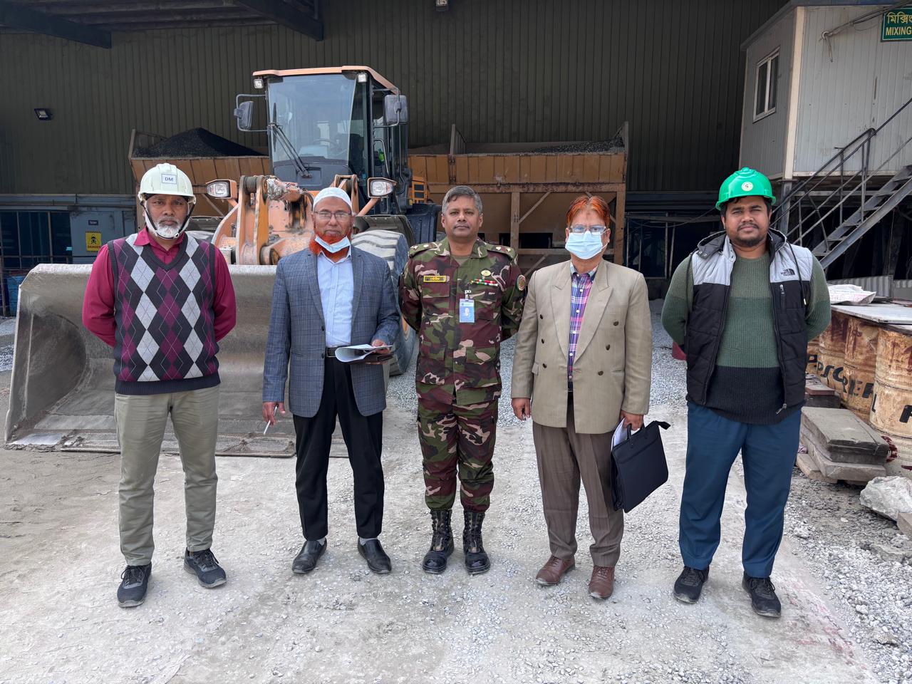 পরিদর্শনকালে BMTF এর মহাব্যবস্থাপক (প্রকিউরমেন্ট) জনাব লে: কর্নেল কাওসার, পাইল ফ্যাক্টরীর অতিরিক্ত পরিচালক জনাব কর্নেল আহসান হাবিব ও মেজর তৌহীদসহ অন্যান্য কর্মকর্তার সাথে মধ্যপাড়া খনির পাথর বিক্রয় ও বিপননের বিষয়ে বিশদভাবে আলোচনা করেন।