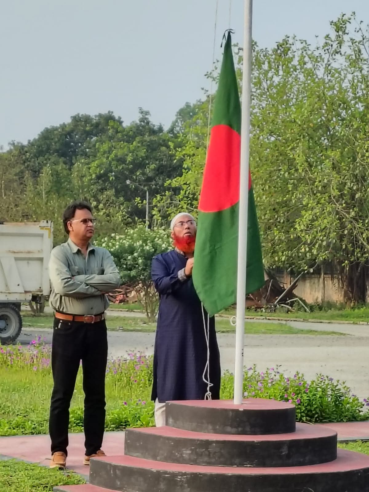 ২৬ শে মার্চ উপলক্ষে মধ্যপাড়া গ্রানাইট মাইনিং কোম্পানি লিমিটেড কর্তৃক আয়োজিত পতাকা উত্তোলন, কুচকাওয়াজ, আলোচনা সভা এবং দোয়া। এতে উপস্থিত ছিলেন ব্যবস্থাপনা পরিচালক , মহাব্যবস্থাপক উপ-মহাবস্থাপক ও অন্যান্য পর্যায়ে কর্মকর্তা ও কর্মচারীগণ।