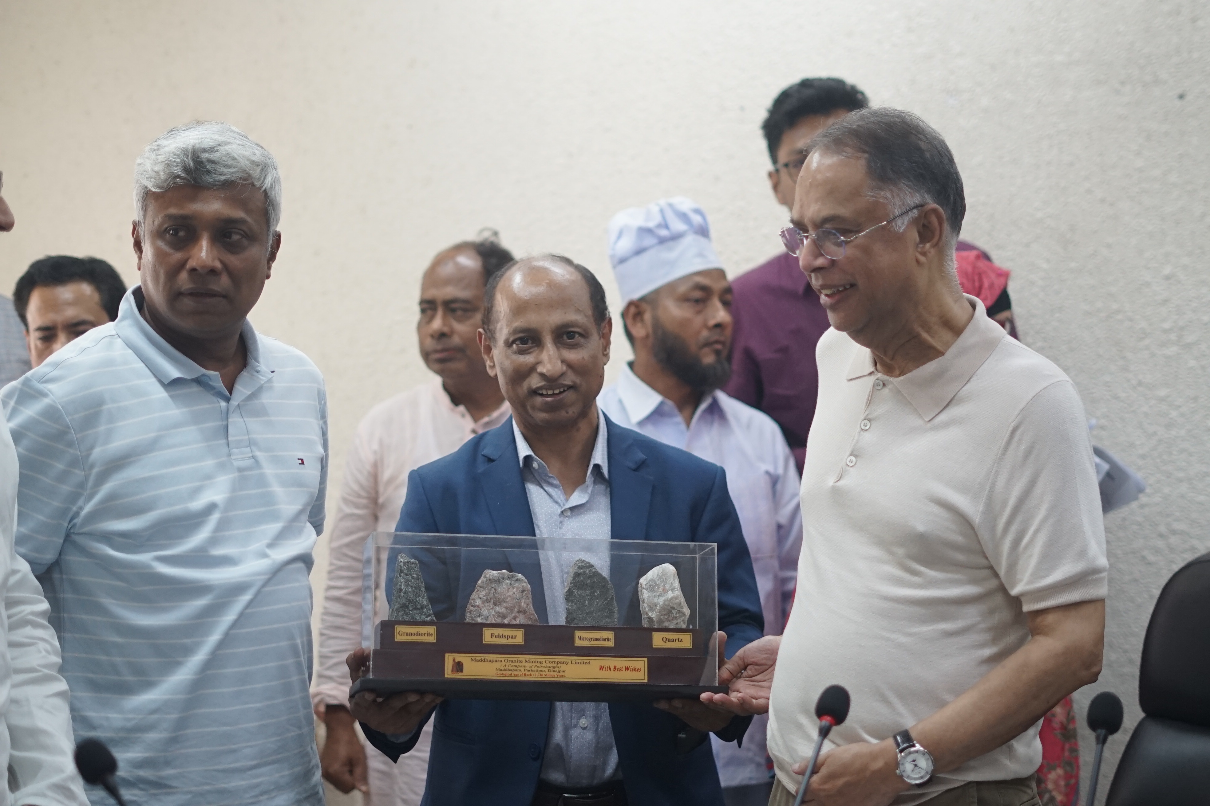 এমজিএমসিএল পরিচালনা পর্ষদের চেয়ারম্যান মহোদয়ের পক্ষ থেকে ক্রেস্ট নিচ্ছেন বিদ্যুৎ, জ্বালানি ও খনিজ সম্পদ মন্ত্রণালয়ের মাননীয় মন্ত্রী ইকবাল হাসান মাহমুদ