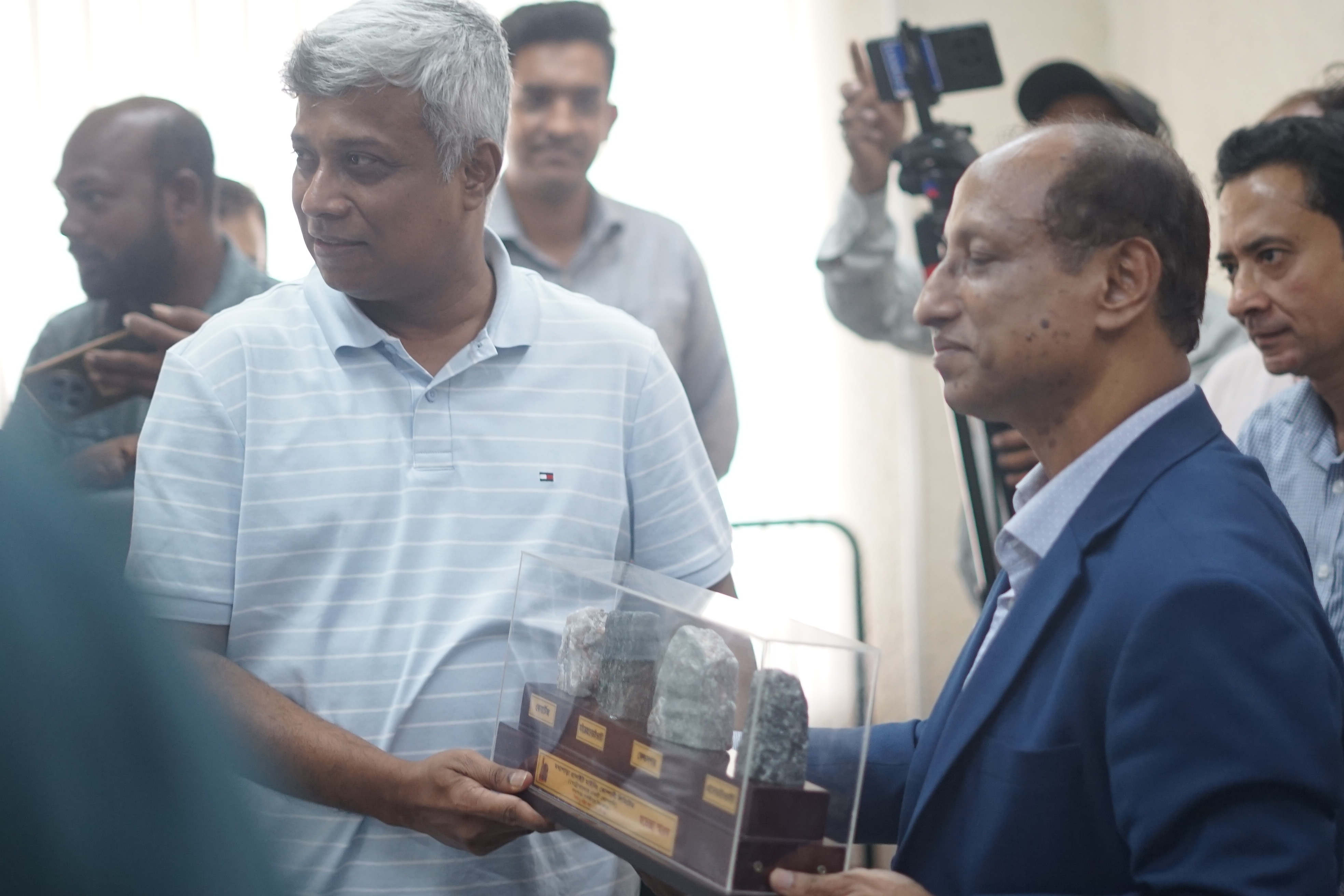 এমজিএমসিএল পরিচালনা পর্ষদের চেয়ারম্যান মহোদয়ের পক্ষ থেকে ক্রেস্ট নিচ্ছেন বিদ্যুৎ, জ্বালানি ও খনিজ সম্পদ মন্ত্রণালয়ের মাননীয় প্রতিমন্ত্রী জনাব অনিন্দ্য ইসলাম অমিত