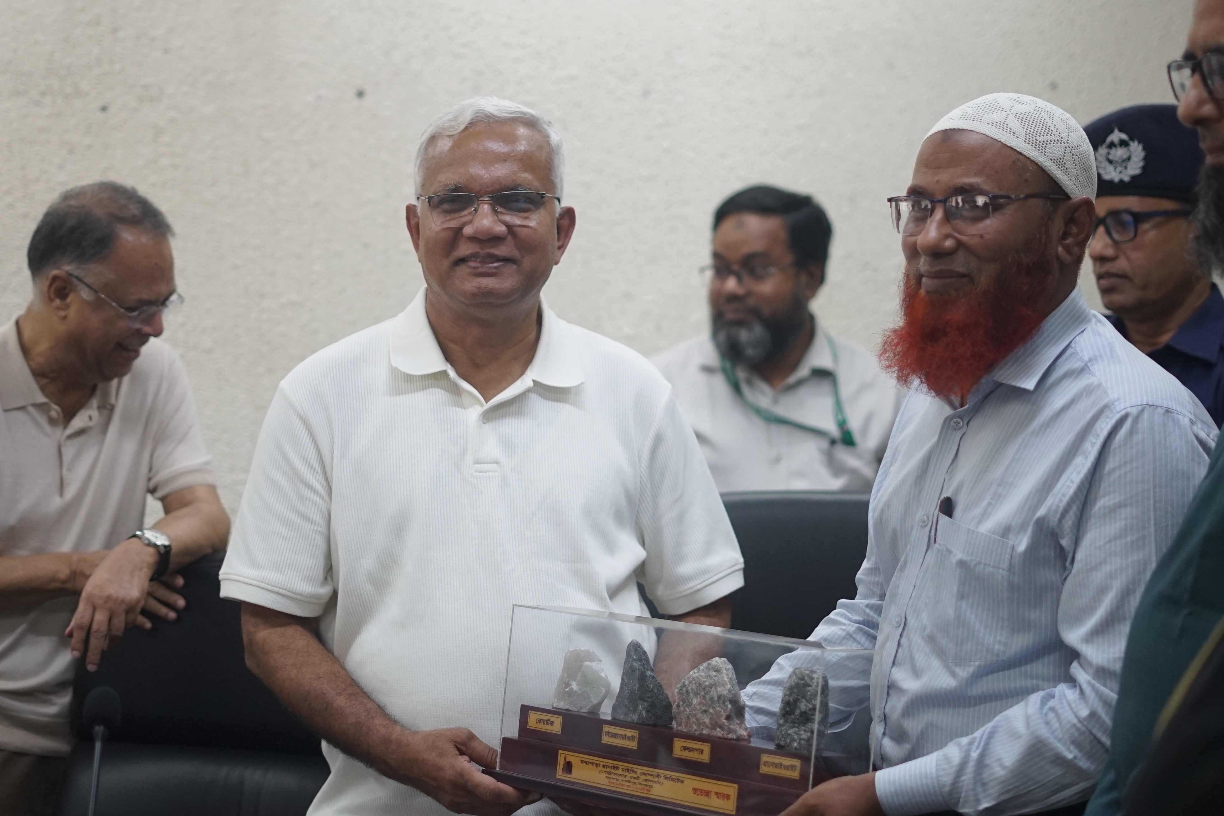 এমজিএমসিএল ব্যবস্থাপনা পরিচালক প্রকৌ. ডি. এম. জোবায়েদ হোসেন মহোদয়ের পক্ষ থেকে ক্রেস্ট নিচ্ছেন সমাজকল্যাণ মন্ত্রণালয় ও মহিলা এবং শিশুবিষয়ক মন্ত্রণালয়ের মাননীয় মন্ত্রি অধ্যাপক ডা. এ জেড এম জাহিদ হোসেন
