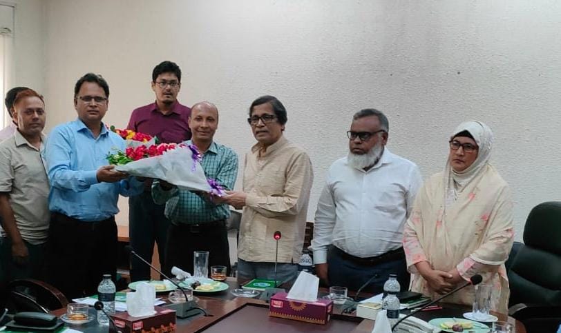 এমজিএমসিএল এর নবনিযুক্ত বোর্ড চেয়ারম্যান অধ্যাপক ড. এম. শামসুল আলম স্যারকে কোম্পানির পক্ষ থেকে ফুলেল শুভেচ্ছা জানানো হচ্ছে ।