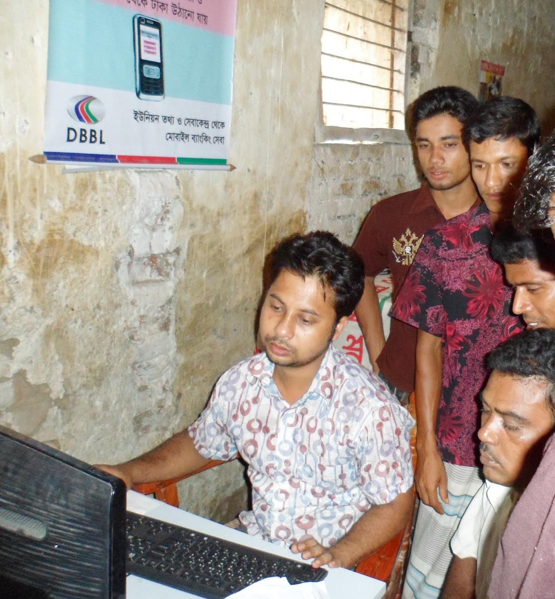 ইউআইএসসির ভিতরে কাজের ভিড়