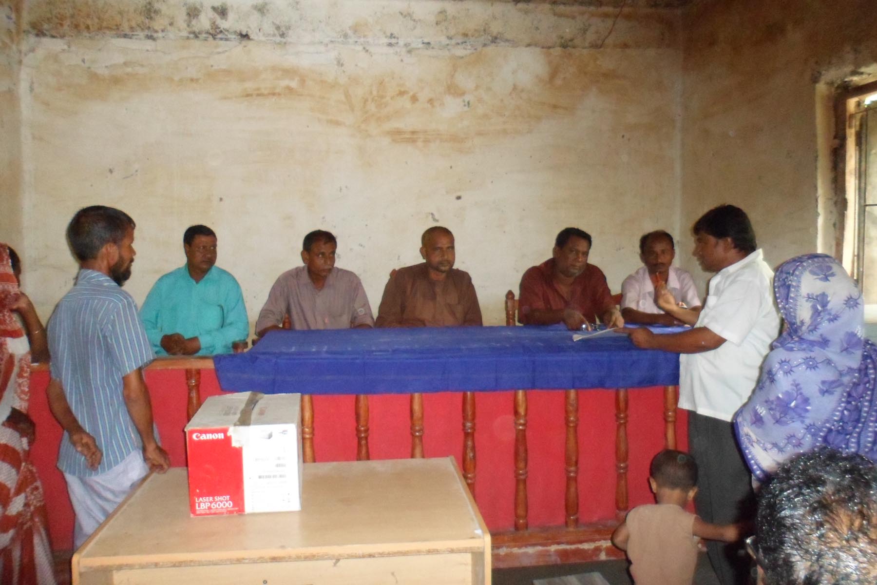 গ্রাম আদালতের বিচার করছেন চেয়ারম্যান