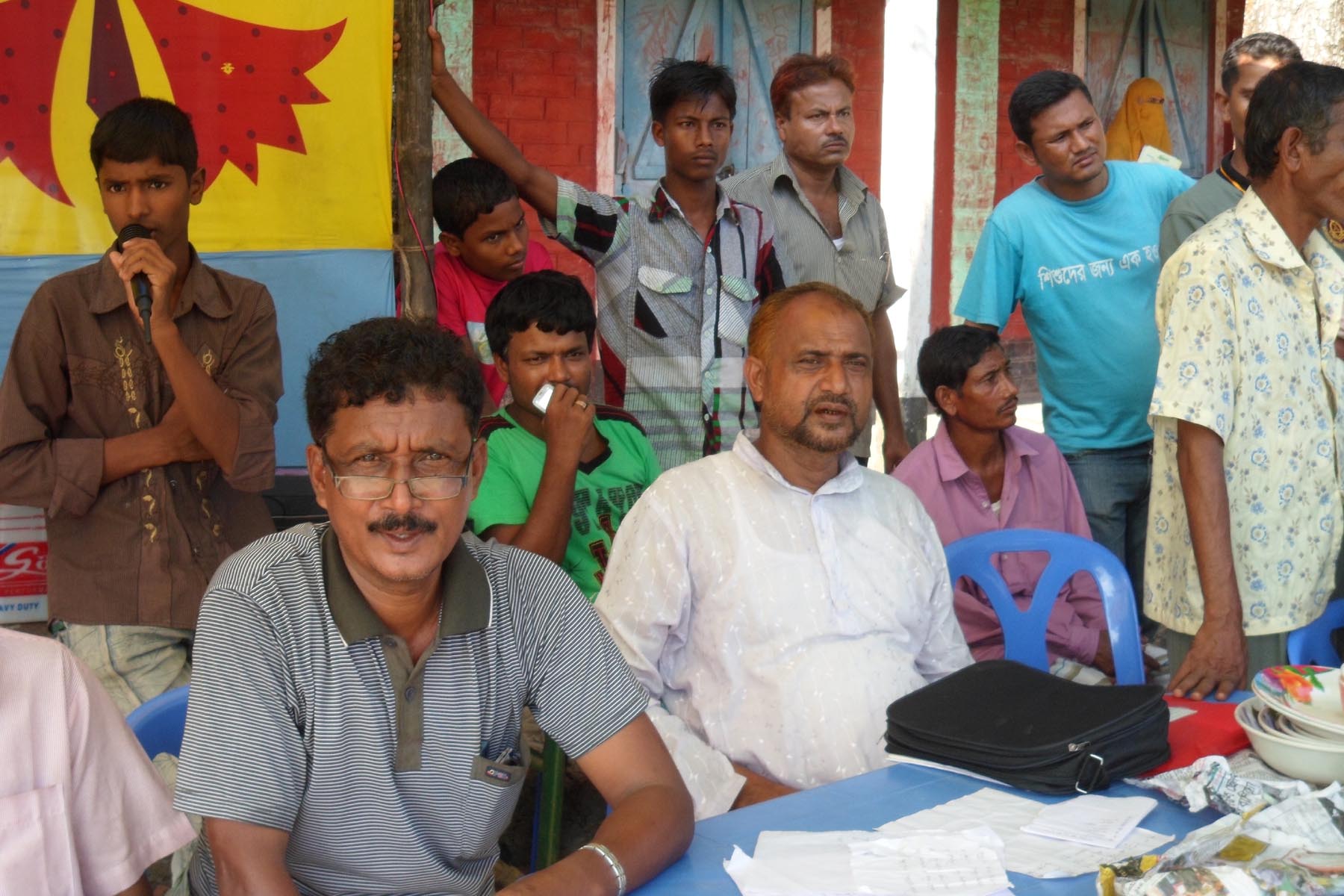 খেলার পুরস্কার বিতরন করছেন চেয়ারম্যান