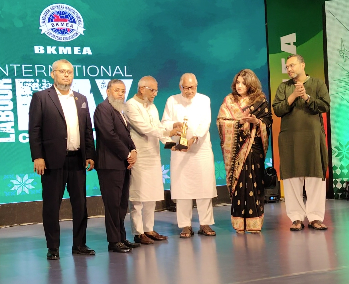 মাননীয় প্রধানমন্ত্রীর রাজনৈতিক উপদেষ্টা ও উপদেষ্টা, কৃষি মন্ত্রণালয়, জনাব নজরুল ইসলাম খান মহোদয় কে BKMEA কর্তৃক সম্মাননা প্রদান।