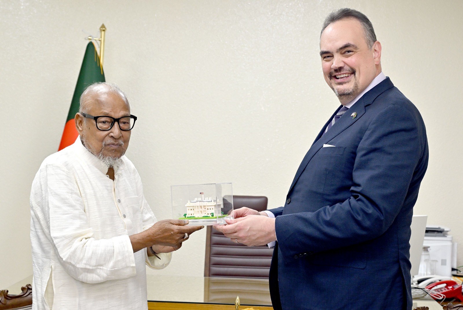 মাননীয় প্রধানমন্ত্রীর রাজনৈতিক উপদেষ্টা ও উপদেষ্টা, কৃষি মন্ত্রণালয়, জনাব নজরুল ইসলাম খান মহোদয় কে মার্কিন এম্বাসেডর কর্তৃক সম্মাননা প্রদান।