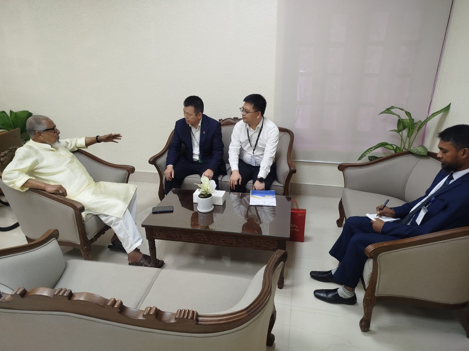 মাননীয় প্রধানমন্ত্রীর রাজনৈতিক উপদেষ্টা ও উপদেষ্টা, কৃষি মন্ত্রণালয়, জনাব নজরুল ইসলাম খান মহোদয়ের সাথে চীনা প্রতিনিধিদলের সাক্ষাৎ