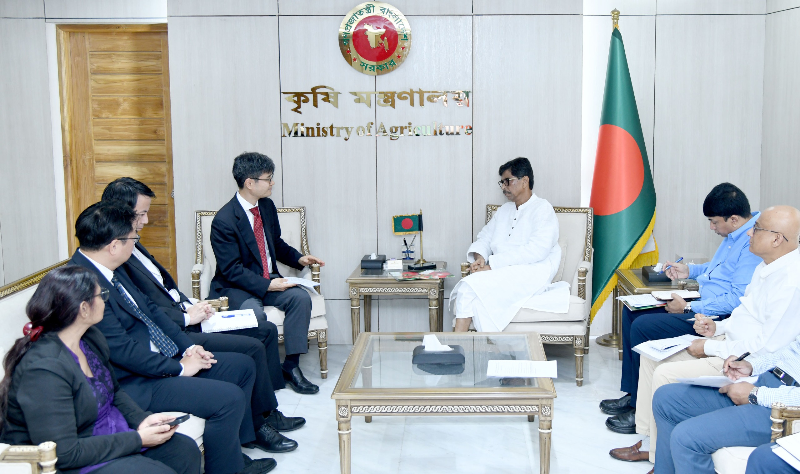 মাননীয় কৃষি মন্ত্রী জনাব মোহাম্মদ আমিন উর রশিদের সাথে সচিবালয়স্থ অফিসকক্ষে এডিবি(এশিয়ান ডেভেলপমেন্ট ব্যাংক) এর প্রতিনিধিদল সৌজন্য সাক্ষাৎ করেন।(১৩ জুলাই ২০২৬)