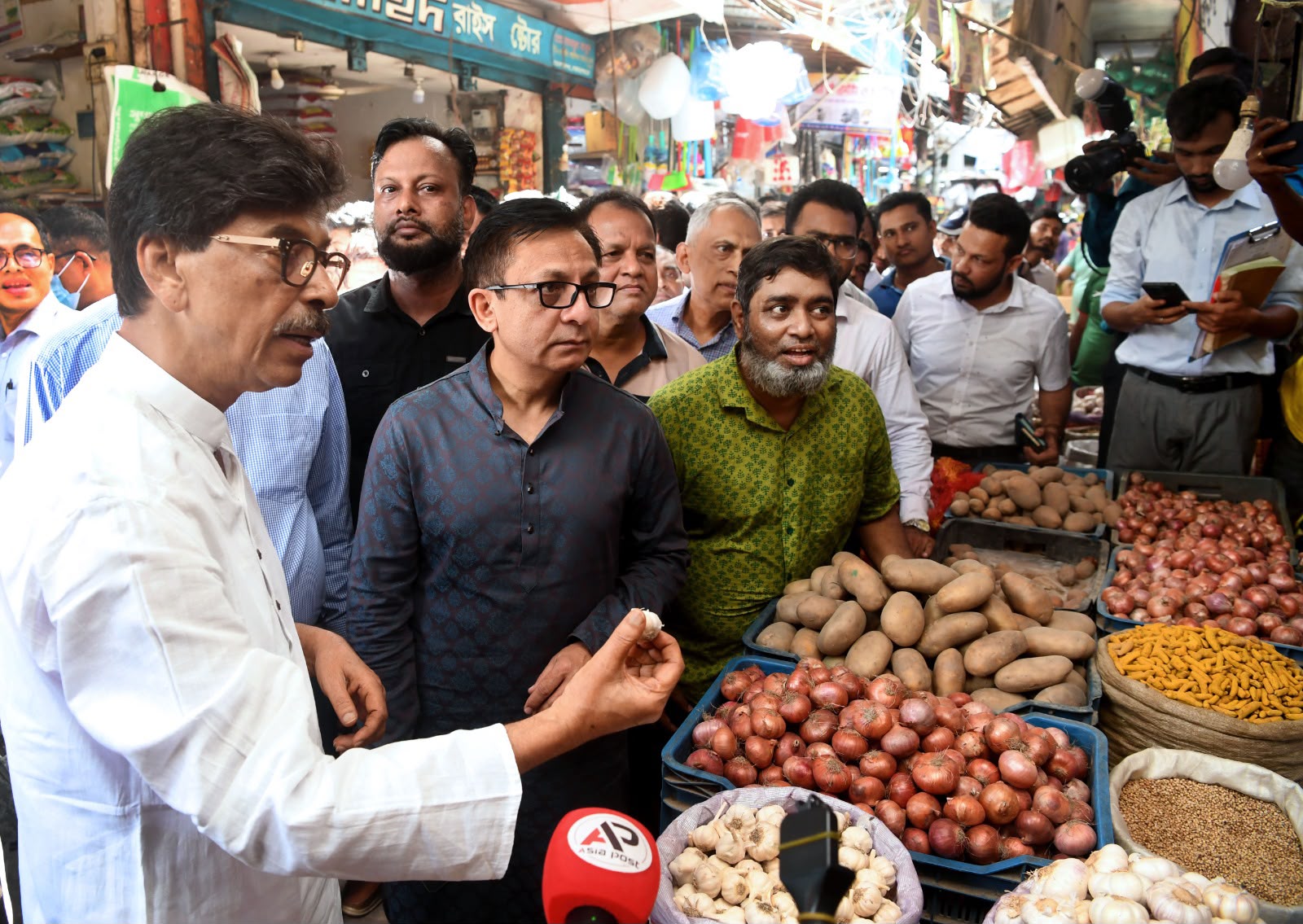 নিত্যপ্রয়োজনীয় পণ্যের বাজার পরিস্থিতি পর্যবেক্ষণে রাজধানীর শান্তিনগর কাঁচাবাজার পরিদর্শন করেছেন কৃষি এবং মৎস্য ও প্রাণিসম্পদ মন্ত্রী মোহাম্মদ আমিন উর রশিদ, বাণিজ্যমন্ত্রী খন্দকার আব্দুল মুক্তাদির, এবং খাদ্য প্রতিমন্ত্রী মো. আব্দুল বারী