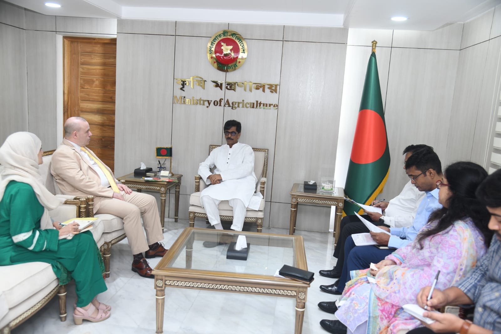 মাননীয় কৃষি এবং মৎস্য ও প্রাণিসম্পদ মন্ত্রী জনাব আমিন উর রশিদের সাথে সচিবালয়স্থ কৃষি মন্ত্রণালয়ের অফিসকক্ষে ঢাকায় নিযুক্ত আলজেরিয়ার রাষ্ট্রদূত Dr. Abdelouahab SAIDANI সৌজন্য সাক্ষাৎ করেন
