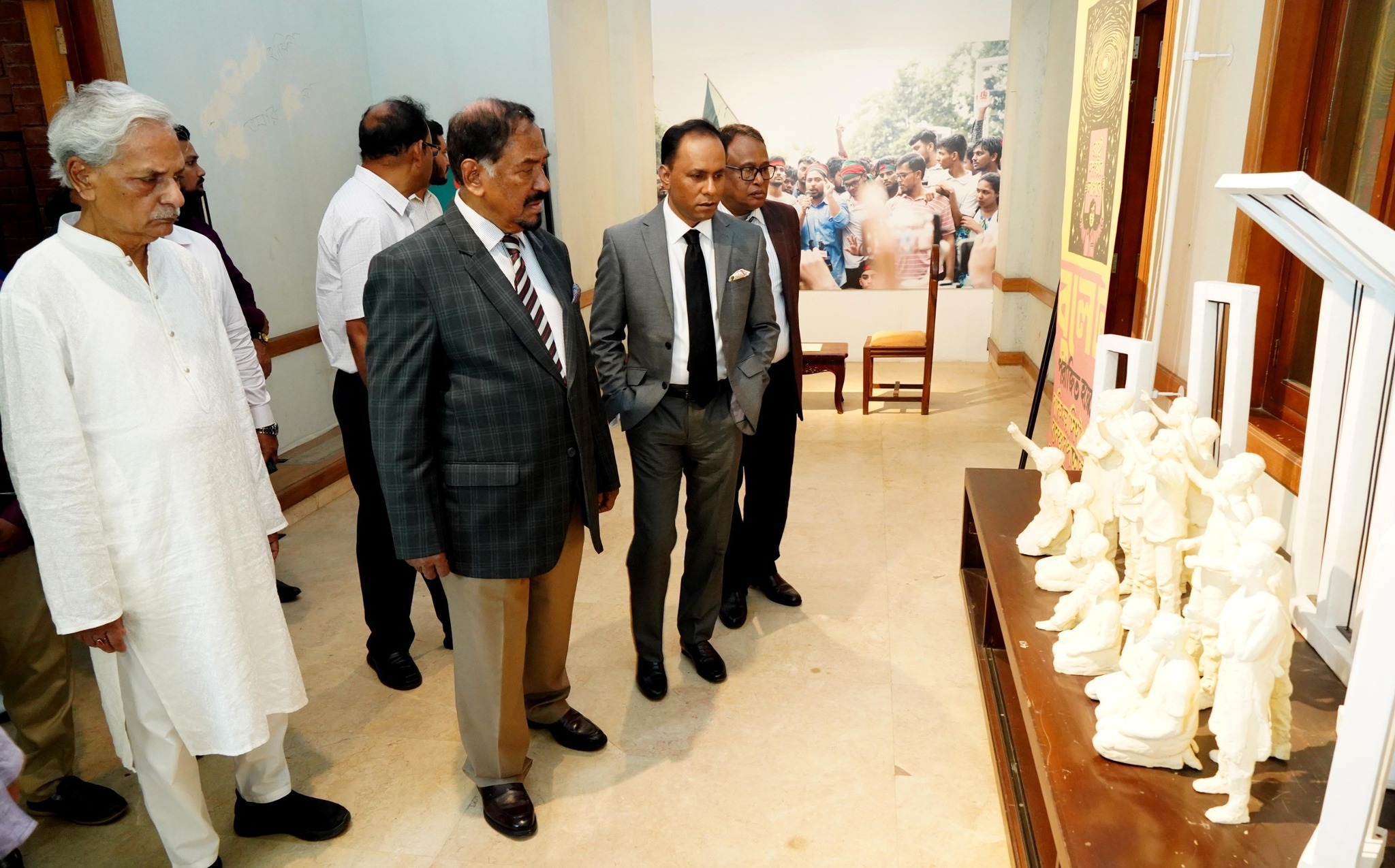 ‘জুলাই গণঅভ্যুত্থান স্মৃতি জাদুঘর’ পরিদর্শন করেন জাতীয় সংসদের স্পীকার হাফিজ উদ্দিন আহমদ বীর বিক্রম, ডেপুটি স্পীকার ব্যারিস্টার কায়সার কামাল এবং সংস্কৃতি বিষয়ক মন্ত্রণালয়ের মন্ত্রী নিতাই রায় চৌধুরী (মঙ্গলবার, ১২ মে ২০২৬)।