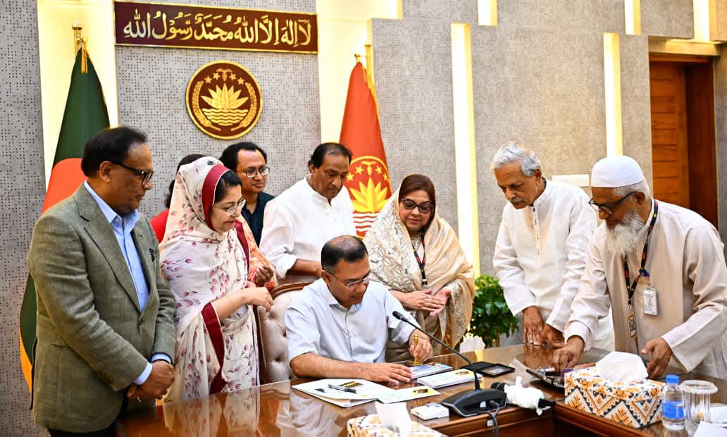 মাননীয় প্রধানমন্ত্রী ‘নজরুল বর্ষ' এর লোগো এবং স্মারক ডাকটিকিট উন্মোচন করেন। [ ২ জুলাই ২০২৬ ]