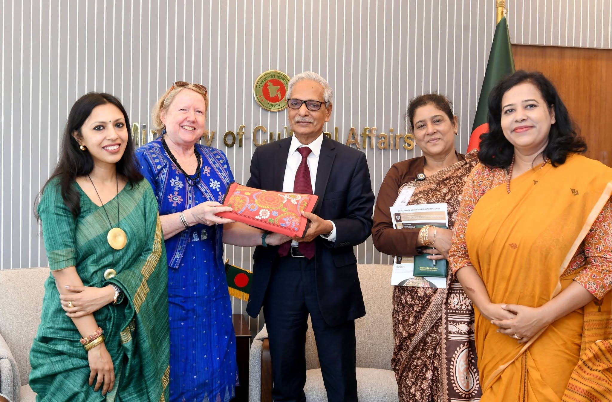সংস্কৃতি মন্ত্রীর সাথে ইউনেস্কো প্রতিনিধি দলের সৌজন্য সাক্ষাৎ