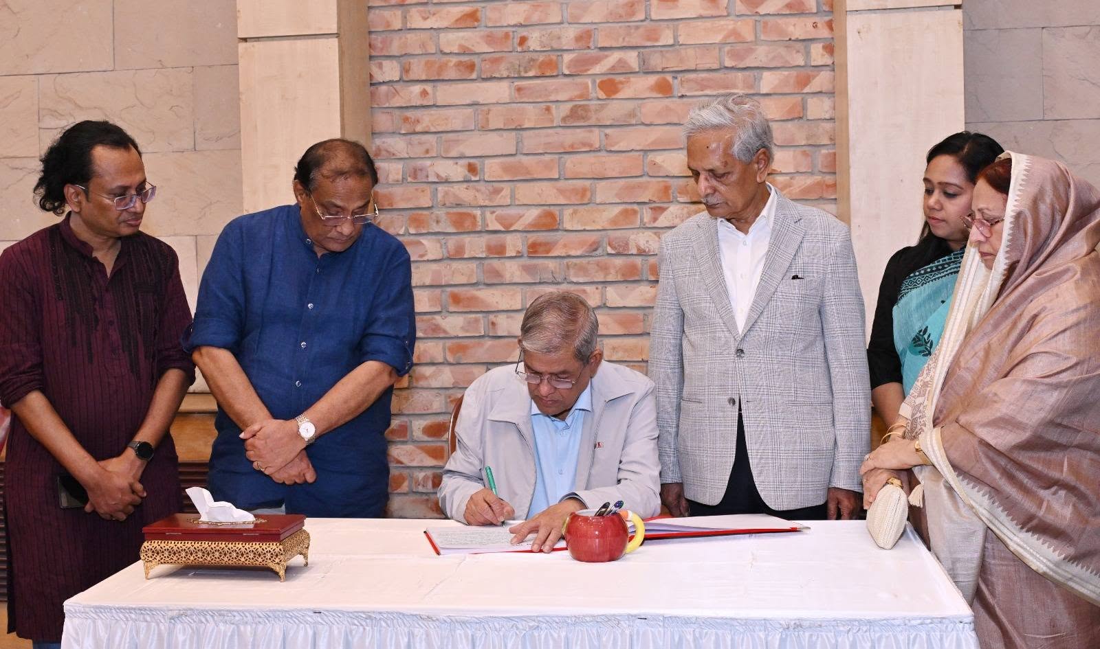 রাষ্ট্রপতি মির্জা ফখরুল ইসলাম আলমগীর জুলাই গণঅভ্যুত্থান স্মৃতি জাদুঘর পরিদর্শন করেন।