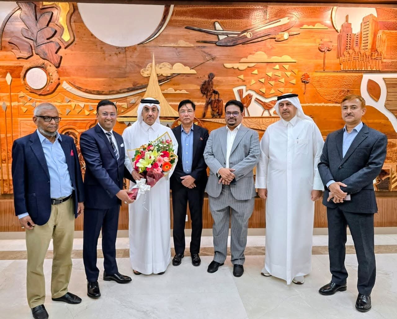 কাতারের শ্রমমন্ত্রী Dr Ali bin Saeed bin Samikh Al Marri কে অভ্যর্থনা জানান বেসামরিক বিমান পরিবহন ও পর্যটন প্রতিমন্ত্রী এম রশিদুজ্জামান মিল্লাত, এমপি