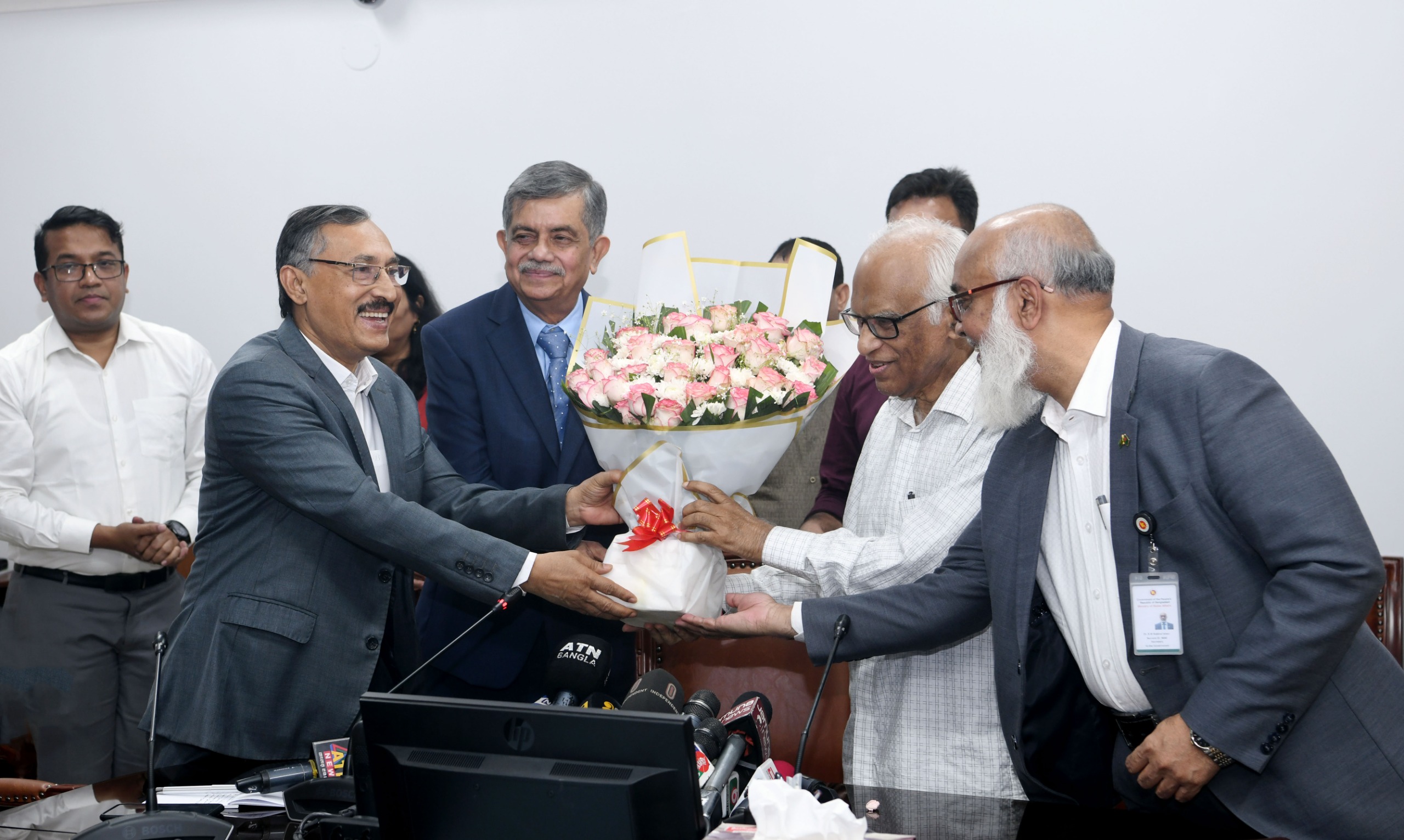 অধ্যাপক ড. চৌধুরী রফিকুল আবরার, মাননীয় শিক্ষা উপদেষ্টা-কে শুভেচ্ছা ও অভিনন্দন।