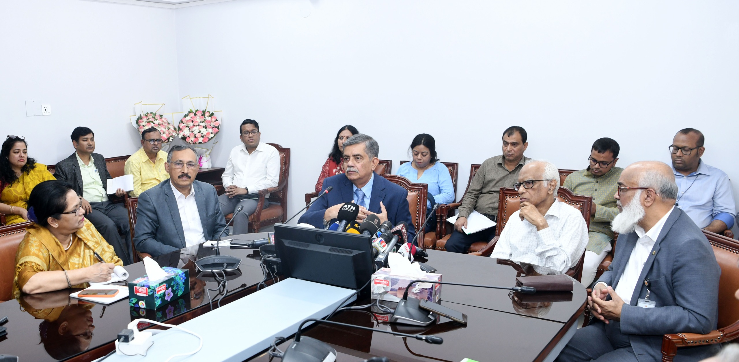 অধ্যাপক ড. চৌধুরী রফিকুল আবরার, মাননীয় শিক্ষা উপদেষ্টার সাথে মাধ্যমিক ও উচ্চ শিক্ষা বিভাগ এবং আওতাধীন দপ্তর/সংস্থার কর্মকর্তাদের পরিচিতিমূলক সভা।