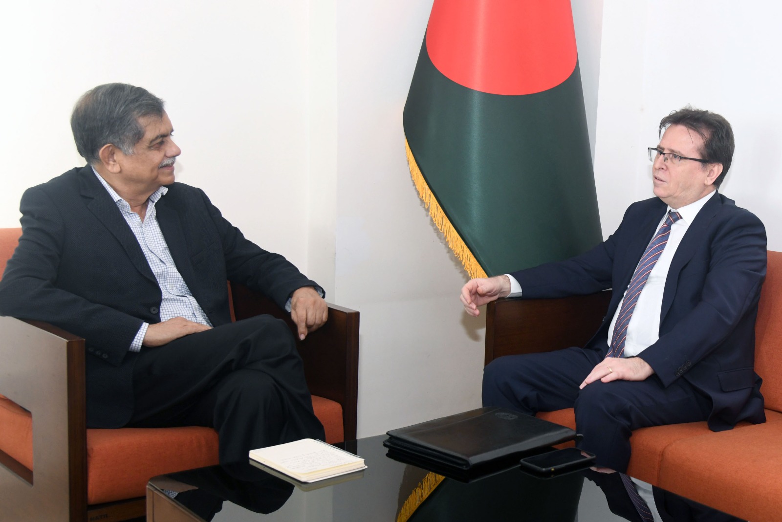 শিক্ষা উপদেষ্টা অধ্যাপক ড. চৌধুরী রফিকুল আবরারের সাথে মন্ত্রণালয়ে তাঁর অফিসকক্ষে  বাংলাদেশে রাষ্ট্রদূত Ramis Sen সাক্ষাৎ করেন।