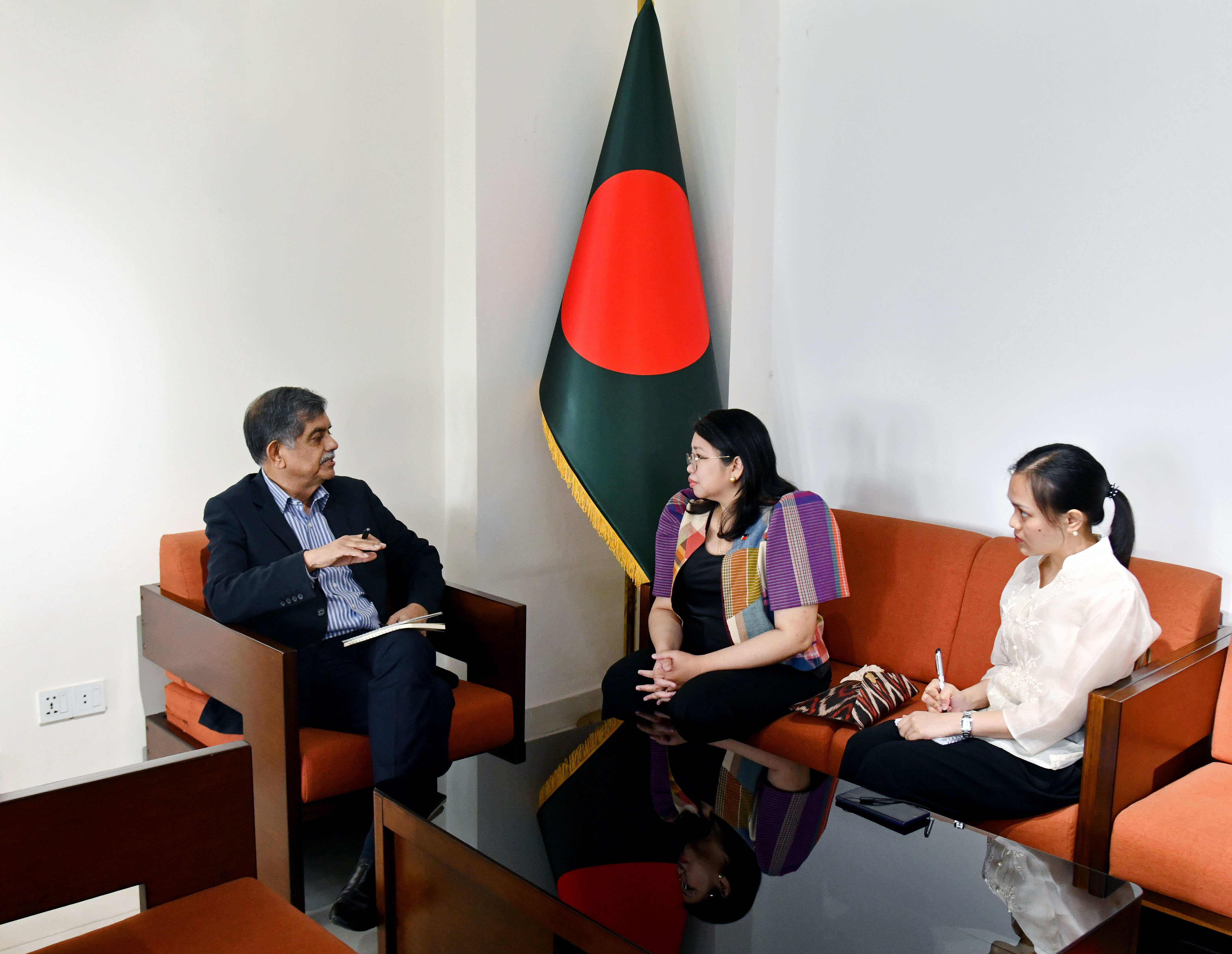 শিক্ষা উপদেষ্টা অধ্যাপক ড. চৌধুরী রফিকুল আবরারের সাথে মন্ত্রণালয়ে তাঁর অফিসকক্ষে বাংলাদেশে ফিলিপাইনের রাষ্ট্রদূত Nina p. Cainglet সাক্ষাৎ করেন।
