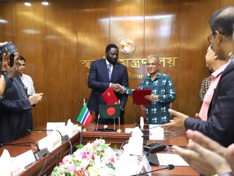 ১৩ মার্চ ২০২৫ তারিখে বাংলাদেশ সচিবালয়ে স্বরাষ্ট্র মন্ত্রণালয়ের সম্মেলন কক্ষে বাংলাদেশ এবং গাম্বিয়ার মধ্যে কূটনৈতিক ও সরকারি পাসপোর্টধারীদের জন্য পারস্পরিক ভিসা অব্যাহতি চুক্তি স্বাক্ষর অনুষ্ঠিত হয়েছে। বাংলাদেশের পক্ষে চুক্তিতে স্বাক্ষর করেন স্বরাষ্ট্র উপদেষ্টা লেফটেন্যান্ট জেনারেল মোঃ জাহাঙ্গীর আলম চৌধুরী (অব.) ও গাম্বিয়ার পক্ষে দেশটির পররাষ্ট্র মন্ত্রী ড. মামাদু টাঙ্গারা (Dr. Mamadou Tangara)। অনুষ্ঠানে স্বাগত বক্তৃতা প্রদান করেন স্বরাষ্ট্র মন্ত্রণালয়ের সিনিয়র সচিব জনাব নাসিমুল গনি।