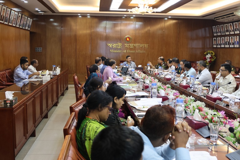 ২৩ এপ্রিল ২০২৫ তারিখে সুরক্ষা সেবা বিভাগের কর্মকর্তাদের সাথে মাসিক এবং অধিদপ্তরসমূহের সাথে সমন্বয় সভা স্বরাষ্ট্র মন্ত্রণালয়ের সম্মেলন কক্ষে অনুষ্ঠিত হয়েছে। উক্ত সভায় সভাপতিত্ব করেন স্বরাষ্ট্র মন্ত্রণালয়ের সিনিয়র সচিব জনাব নাসিমুল গনি।