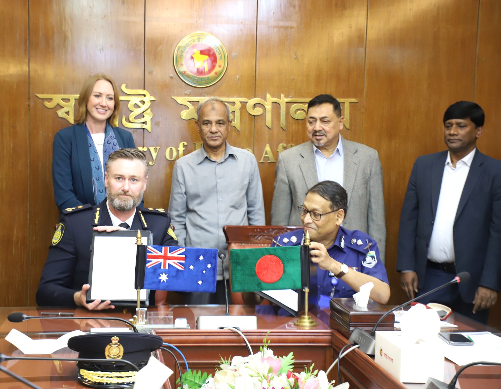 মানবপাচার ও অবৈধ অভিবাসন প্রতিরোধে বাংলাদেশ ও অস্ট্রেলিয়ার মধ্যে ২৪ মার্চ ২০২৫ তারিখে স্বরাষ্ট্র মন্ত্রণালয়ের সম্মেলন কক্ষে Standard Operating Procedure (SOP) স্বাক্ষরিত হয়েছে। বাংলাদেশের পক্ষে SOP'তে স্বাক্ষর করেন পুলিশ মহাপরিদর্শক, জনাব বাহারুল আলম ও অস্ট্রেলিয়ার পক্ষে স্বাক্ষর করেন অস্ট্রেলিয়ার জয়েন্ট এজেন্সি  টাস্কফোর্সের ডেপুটি কমান্ডার Mark Whitechurch। এসময় স্বরাষ্ট্র মন্ত্রণালয়ের মাননীয় উপদেষ্টা লেফটেন্যান্ট জেনারেল মোঃ জাহাঙ্গীর আলম চৌধুরী (অব.), বাংলাদেশে নিযুক্ত অস্ট্রেলিয়ার হাইকমিশনার Susan Ryle এবং স্বরাষ্ট্র মন্ত্রণালয়ের সিনিয়র সচিব, জনাব নাসিমুল গনি উপস্থিত ছিলেন।