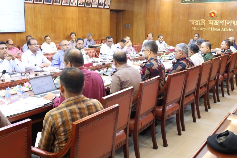 ১৩ জুলাই ২০২৬ তারিখে স্বরাষ্ট্র মন্ত্রণালয়ের কর্মকর্তাদের সাথে মাসিক এবং অধিদপ্তরসমূহের সাথে সমন্বয় সভা স্বরাষ্ট্র মন্ত্রণালয়ের সম্মেলন কক্ষে অনুষ্ঠিত হয়েছে। উক্ত সভায় সভাপতিত্ব করেন স্বরাষ্ট্র মন্ত্রণালয়ের সিনিয়র সচিব জনাব মনজুর মোর্শেদ চৌধুরী।