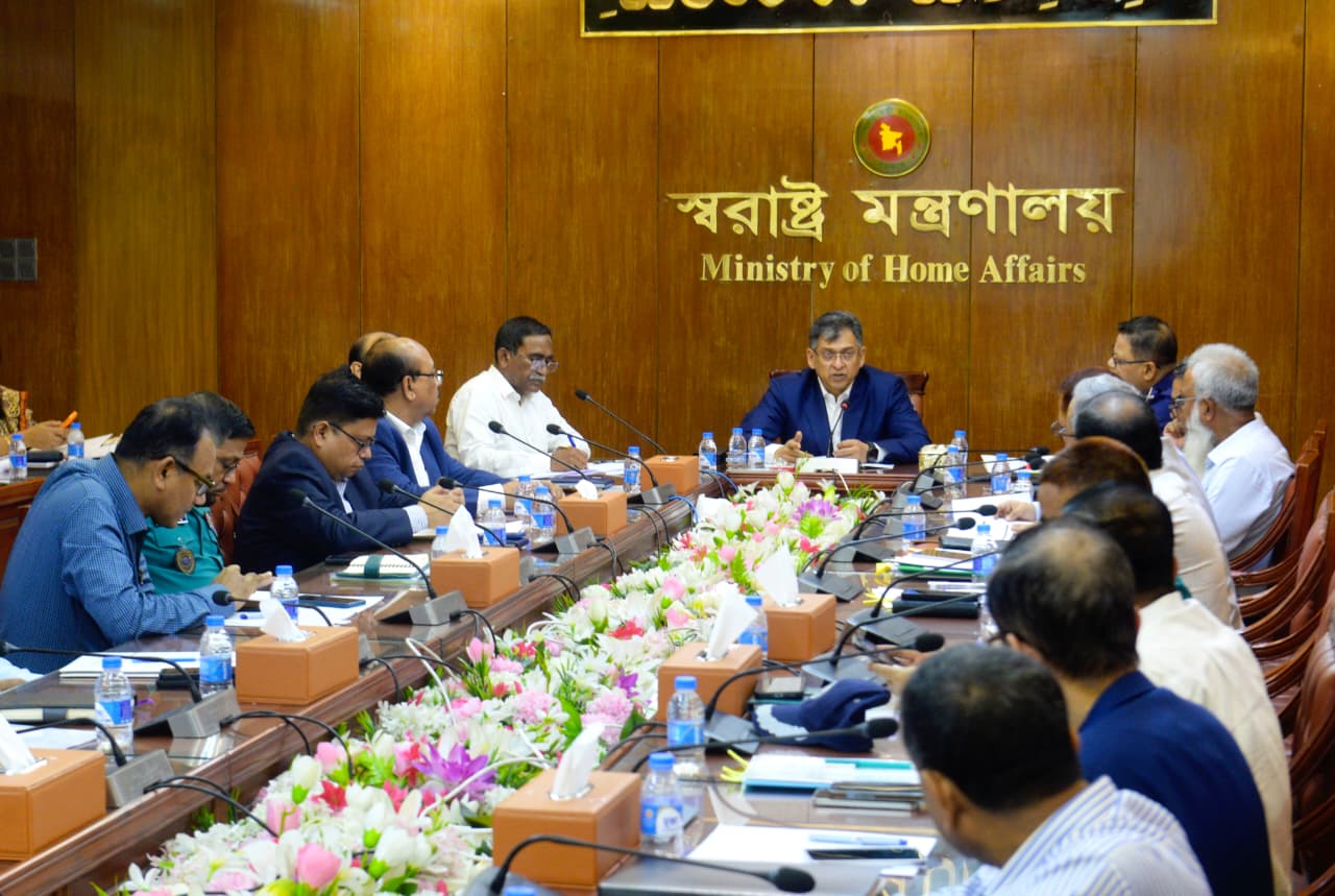 ঢাকা মহানগরীতে গৃহীত মেগা প্রকল্পসমূহের নির্মাণকাজের কারণে উদ্ভূত যানজট নিরসন ও ট্রাফিক ব্যবস্থাপনা স্বাভাবিক রাখার লক্ষ্যে সংশ্লিষ্ট সকল সংস্থা ও অংশীজনদের সমন্বয়ে সভা ০১ অক্টোবর ২০২৬ তারিখে স্বরাষ্ট্র মন্ত্রণালয়ের সম্মেলন কক্ষে অনুষ্ঠিত হয়েছে।