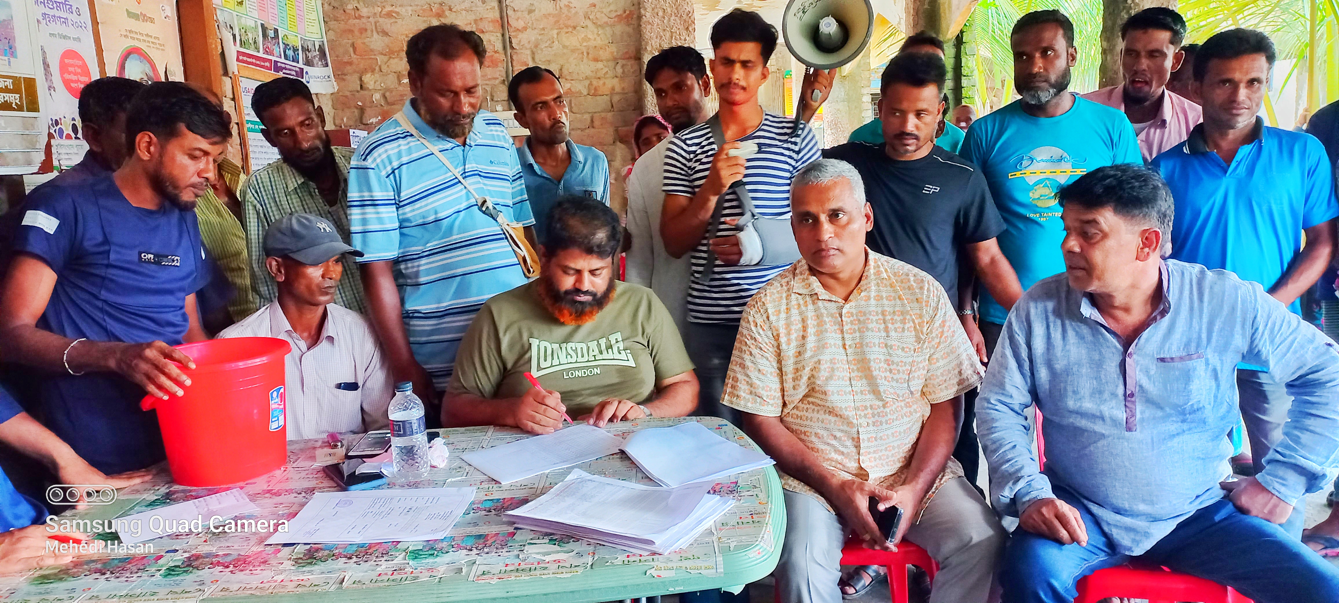 অসহায় দরিদ্র নারীদের মাঝে সেলাই মেশিন বিতরণ।