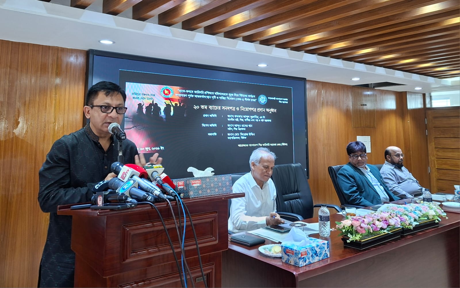 মাননীয় শিল্পমন্ত্রী কর্তৃক সেপা ফেজ-২ প্রকল্পের ২০তম ব্যাচের প্রশিক্ষণার্থীদের সনদ ও নিয়োগ পত্র প্রদান।