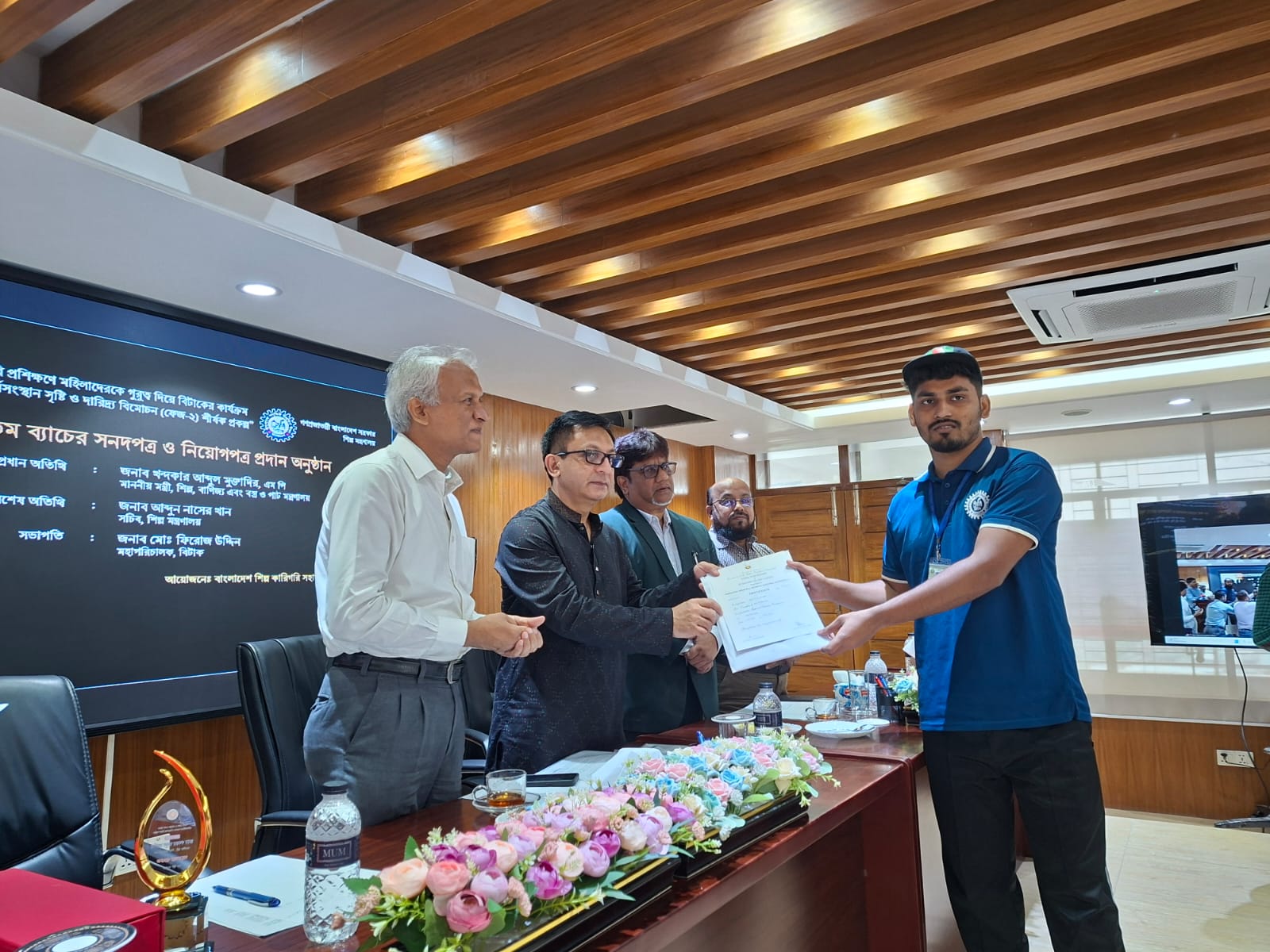 মাননীয় শিল্পমন্ত্রী কর্তৃক সেপা ফেজ-২ প্রকল্পের ২০তম ব্যাচের প্রশিক্ষণার্থীদের সনদ ও নিয়োগ পত্র প্রদান।