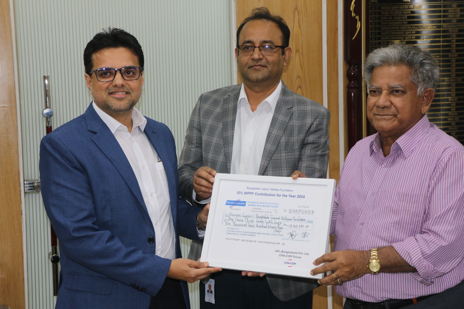 শ্রম ও কর্মসংস্থান মন্ত্রণালয়ের উপদেষ্টা ব্রিগেডিয়ার জেনারেল (অব.) ড. এম সাখাওয়াত হোসেন বাংলাদেশ শ্রমিক কল্যাণ ফাউন্ডেশন তহবিলে APL (Bangladesh) Pvt. Ltd. এর চেক গ্রহণ করেন