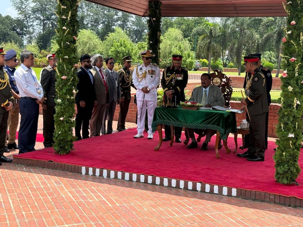 গণপ্রজাতন্ত্রী বাংলাদেশের ভারপ্রাপ্ত রাষ্ট্রপতি হাফিজ উদ্দিন আহমদ (বীর বিক্রম) জাতীয় স্মৃতিসৌধে মুক্তিযুদ্ধের বীর শহীদদের প্রতি শ্রদ্ধা নিবেদন করেছেন। এসময় উপস্থিত ছিলেন মুক্তিযুদ্ধ বিষয়ক মাননীয় প্রতিমন্ত্রী ইশরাক হোসেন, এমপি।