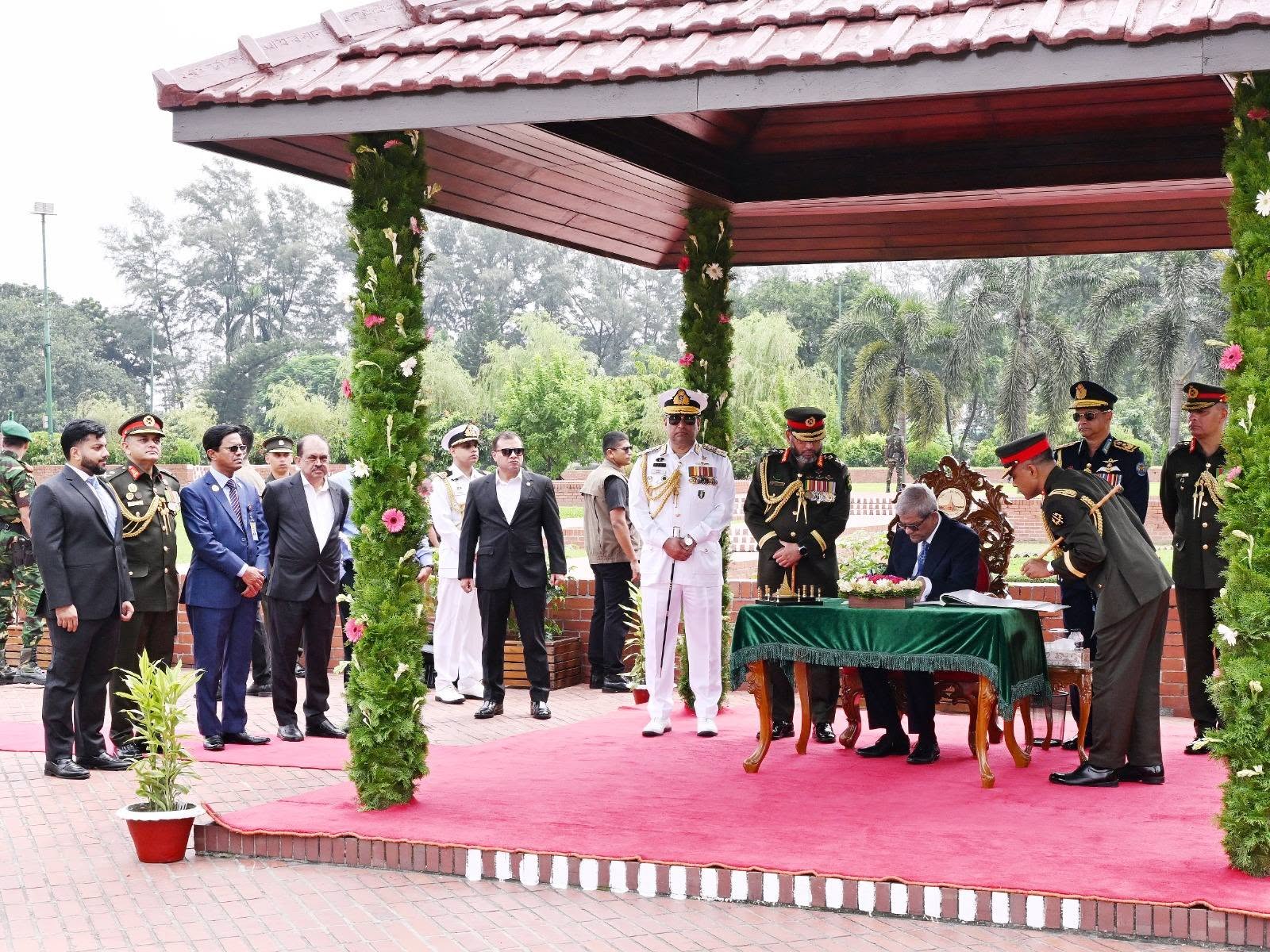 গণপ্রজাতন্ত্রী বাংলাদেশের মহামান্য রাষ্ট্রপতি জনাব মির্জা ফখরুল ইসলাম আলমগীর জাতীয় স্মৃতিসৌধে মহান মুক্তিযুদ্ধের বীর শহীদদের প্রতি শ্রদ্ধা নিবেদন করেন এবং পরিদর্শন বইতে স্বাক্ষর করেন।