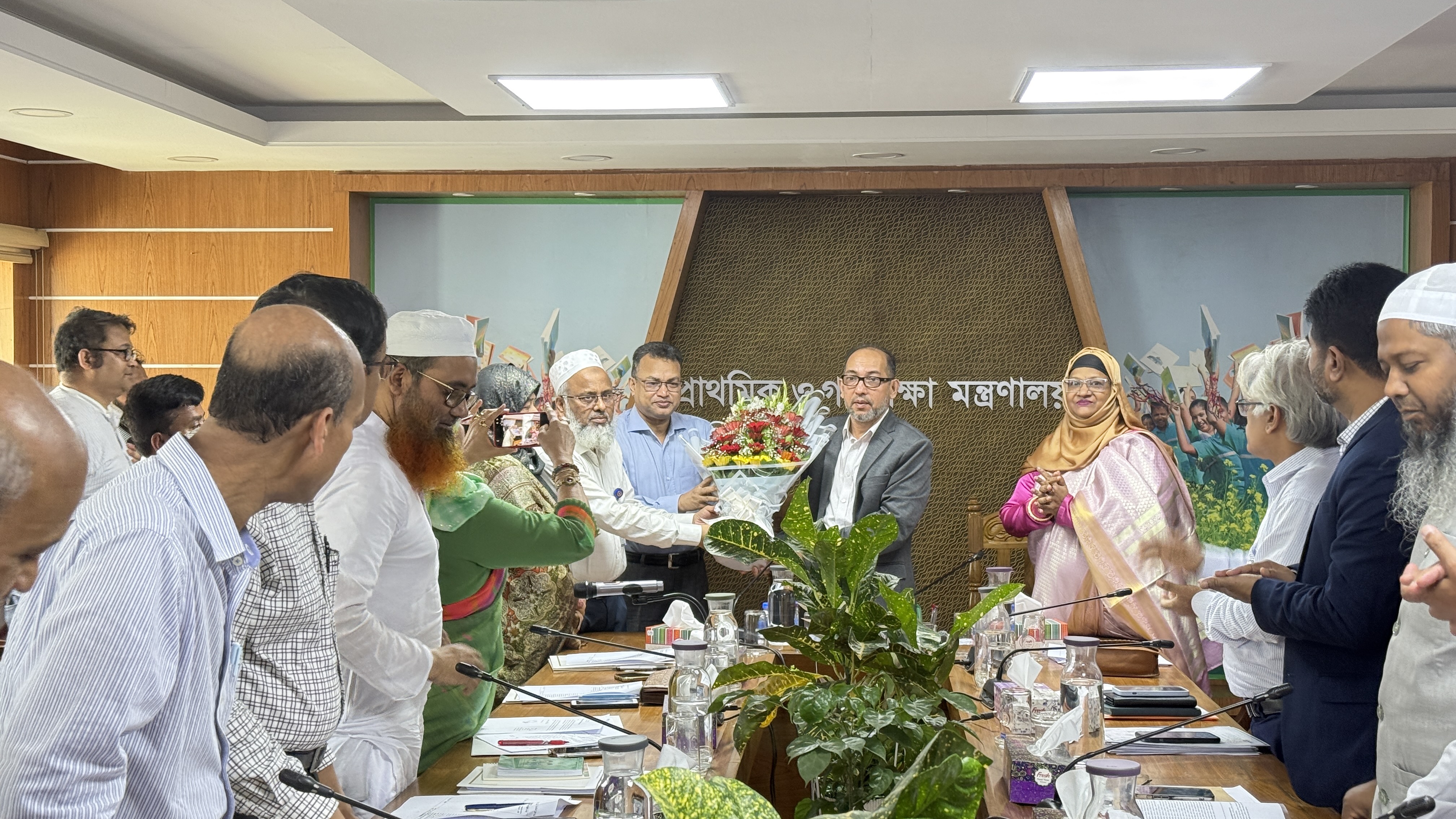 জনাব মোঃ সাখাওয়াৎ হোসেন, অতিরিক্ত সচিব, প্রাথমিক ও গণশিক্ষা মন্ত্রণালয়কে সচিব পদে পদোন্নতি প্রদানপূর্বক প্রাথমিক ও গণশিক্ষা মন্ত্রণালয়ে পদায়ন করায় ফুলেল শুভেচ্ছা।