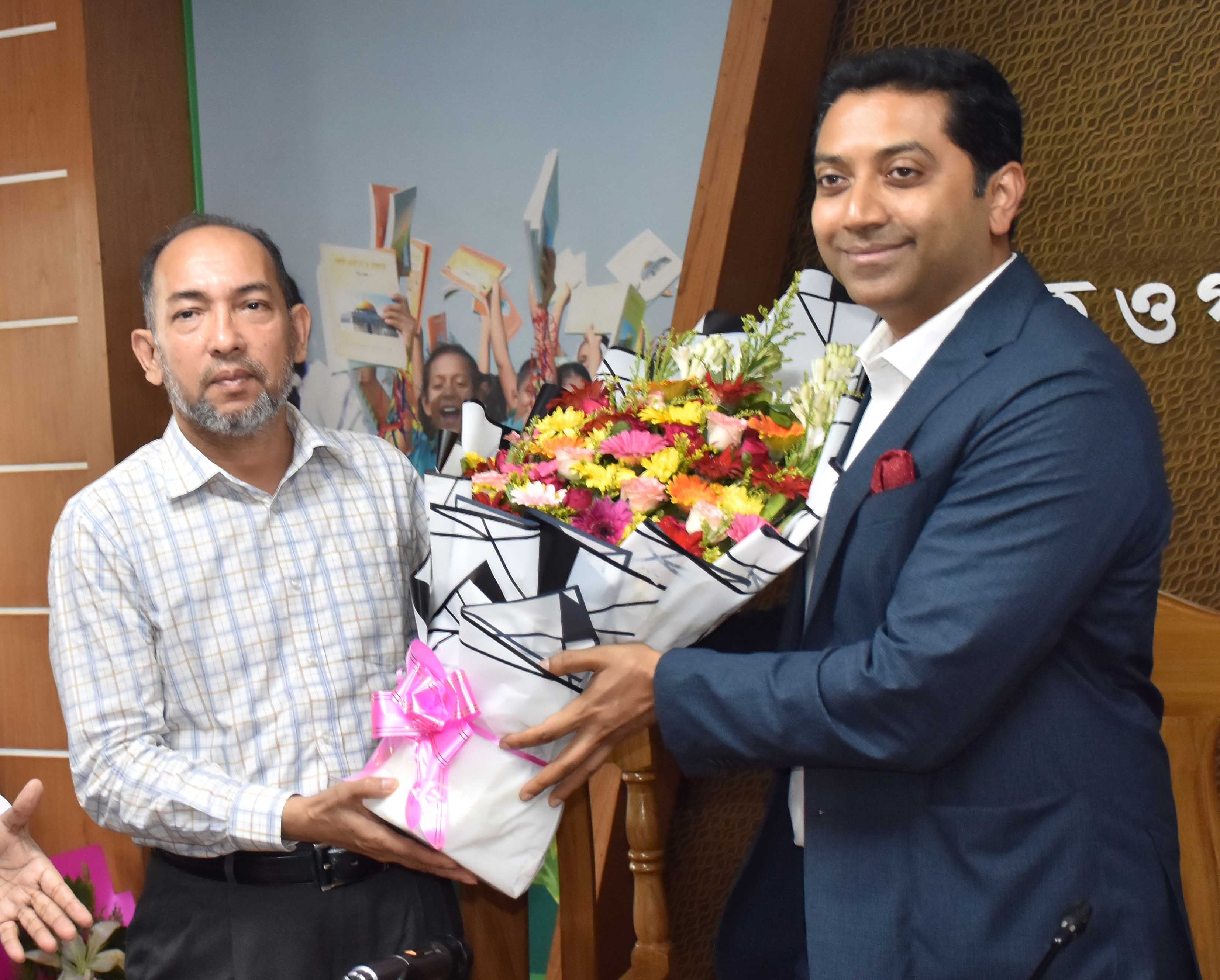 প্রাথমিক ও গণশিক্ষা মন্ত্রণালয়ে নবযোগদানকৃত সচিব জনাব মোঃ সাখাওয়াৎ হোসেনকে ফুলেল শুভেচ্ছা জানাচ্ছেন এ মন্ত্রণালয়ের মাননীয় প্রতিমন্ত্রী জনাব ববি হাজ্জাজ, এমপি।
