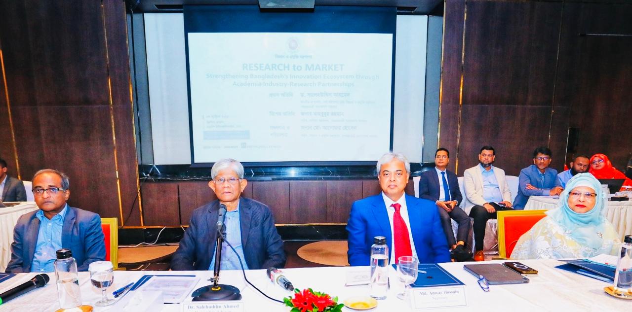 ৬ অক্টোবর ২০২৫ তারিখ ঢাকার ইন্টারকন্টিনেন্টাল হোটেলে Research to Market: Strengthening Bangladesh’s Innovation Ecosystem through Academia-Industry-Research Partnerships শীর্ষক গোলটেবিল বৈঠক অনুষ্ঠিত হয়। এতে প্রধান অতিথি হিসেবে উপস্থিত ছিলেন বিজ্ঞান ও প্রযুক্তি মন্ত্রণালয়ের মাননীয় উপদেষ্টা ড. সালেহউদ্দিন আহমেদ এবং অনুষ্ঠানটির সঞ্চালনা করেন জনাব মোঃ আনোয়ার হোসেন, সচিব, বিজ্ঞান ও প্রযুক্তি মন্ত্রণালয়।