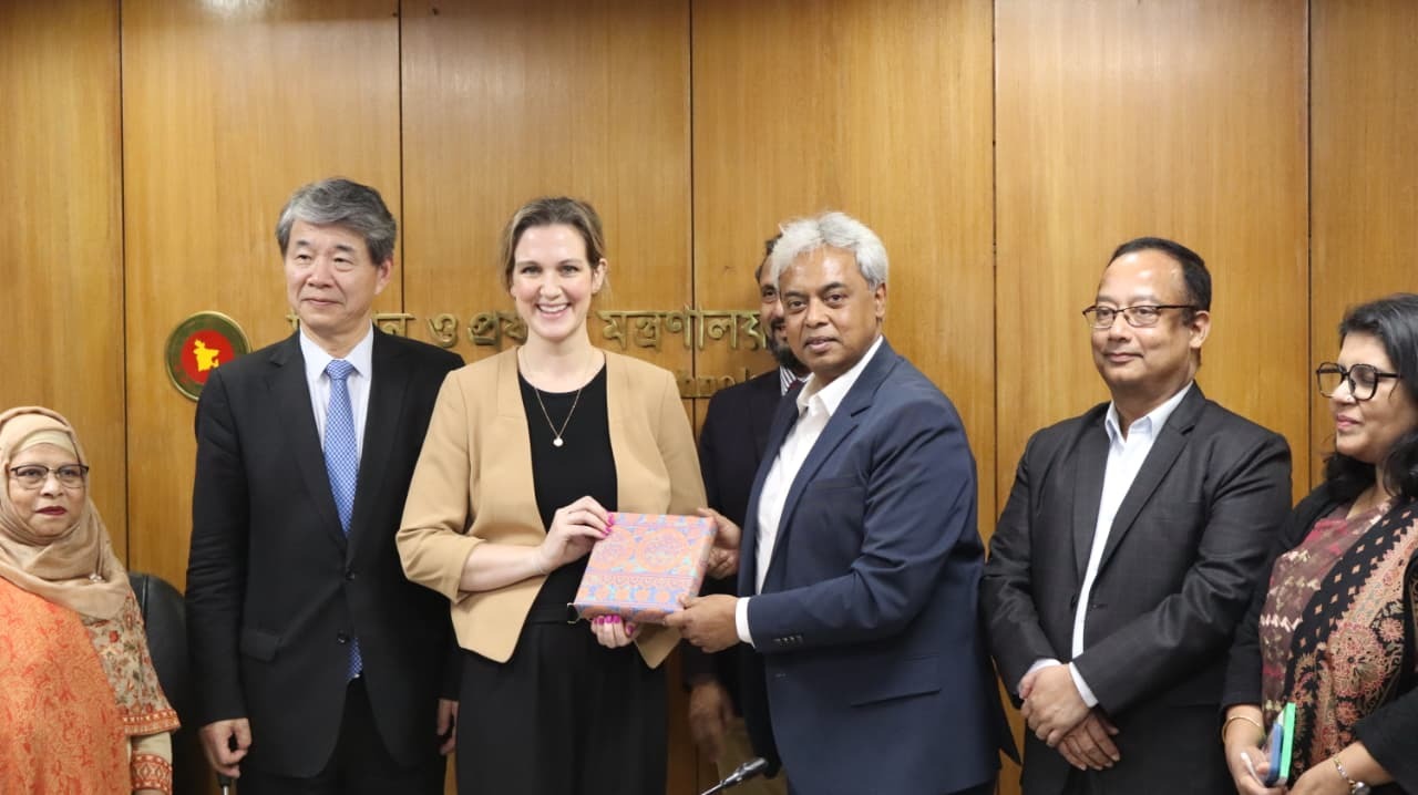 বিজ্ঞান ও প্রযুক্তি মন্ত্রণালয়ের সচিব জনাব মো: আনোয়ার হোসেন-এর সাথে আন্তর্জাতিক পারমাণবিক শক্তি সংস্থা (IAEA) এর হেড অব দ্যা টেকনিক্যাল কোঅপারেশন এর প্রধান Mr. Hua Liu সৌজন্যে সাক্ষাৎ করেন