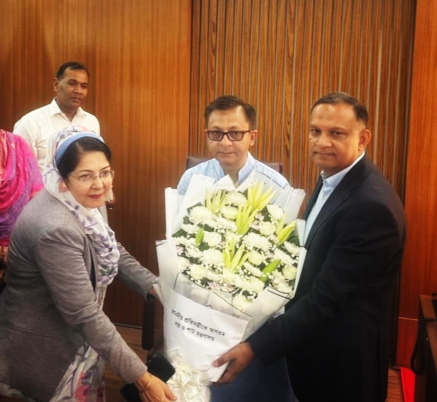 ১৮ ফেব্রুয়ারি (বুধবার) দুপুরে বস্ত্র ও পাট মন্ত্রণালয়ের সদ্য নিযুক্ত মাননীয় মন্ত্রী খন্দকার আব্দুল মোক্তাদির,এমপি ও প্রতিমন্ত্রী মো: শরীফুল আলম,এমপি মহোদয়কে ফুলেল শুভেচ্ছা জানিয়েছেন মন্ত্রণালয়ের সচিব মিজ বিলকিস জাহান রিমি।