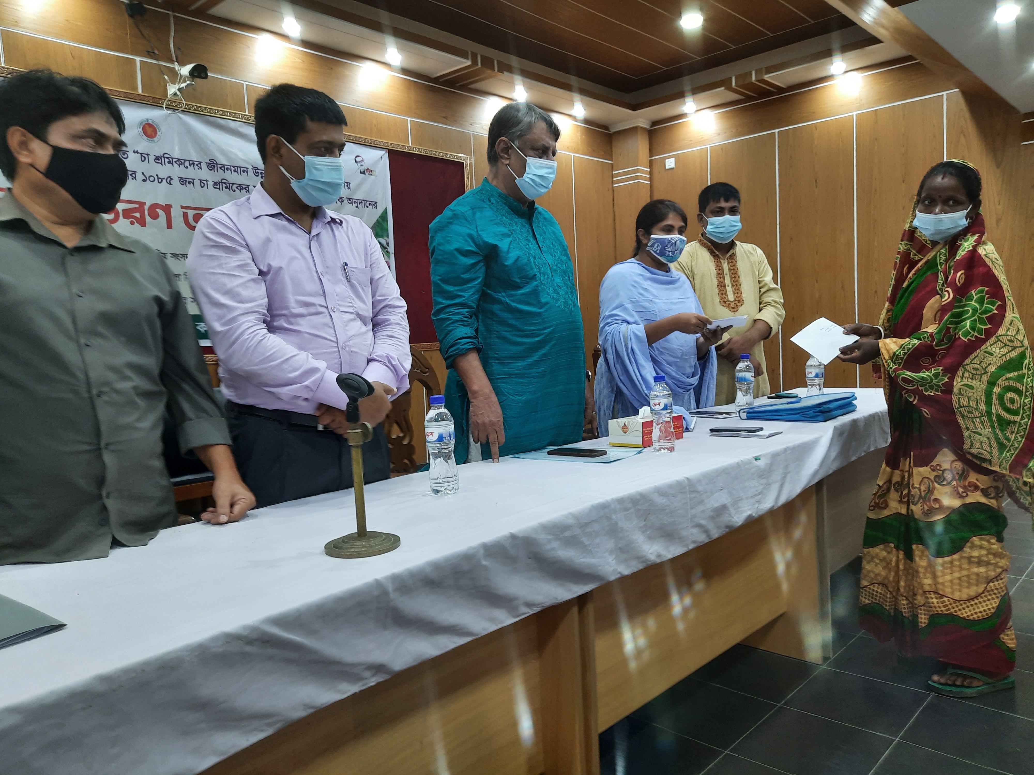 সমাজসেবা অধিদফতর কর্তৃক বাস্তবায়িত চা শ্রমিকের মাঝে এককালীন অনুদান বিতরণ